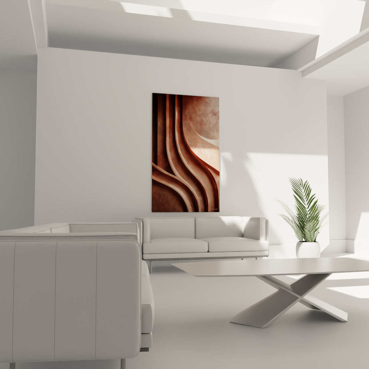 Vagues ocre et brun profond en relief sculptural au-dessus d'un canapé dans un salon lumineux