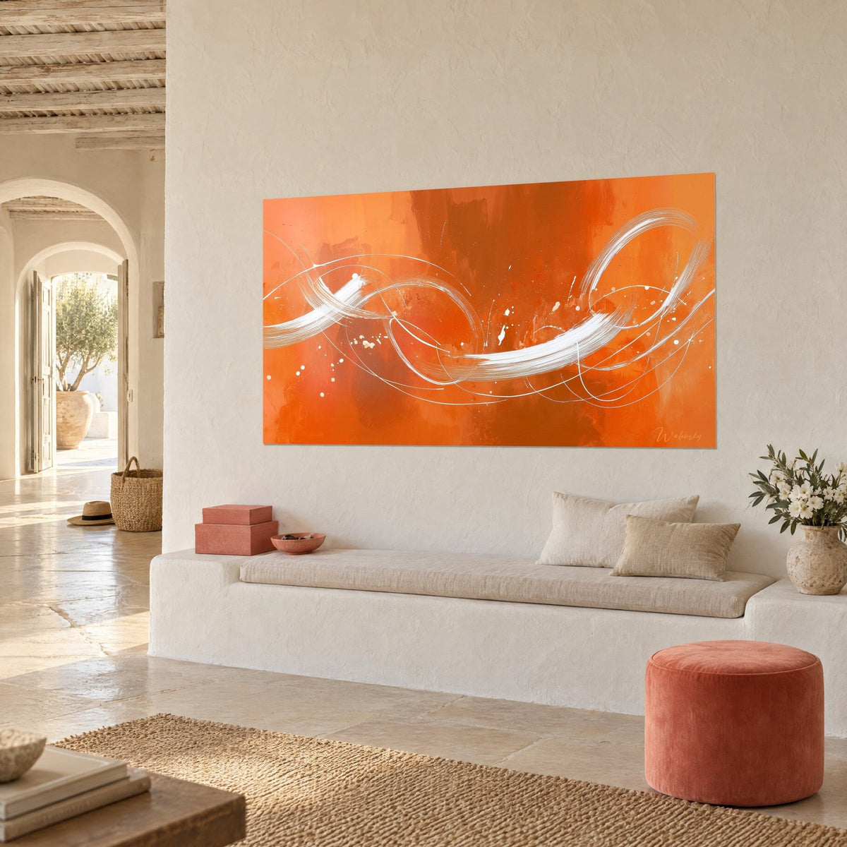 Tableau nœud de traits nacrés enroulés dans un dégradé orange et rouille, banquette blanche et pouf terracotta au premier plan