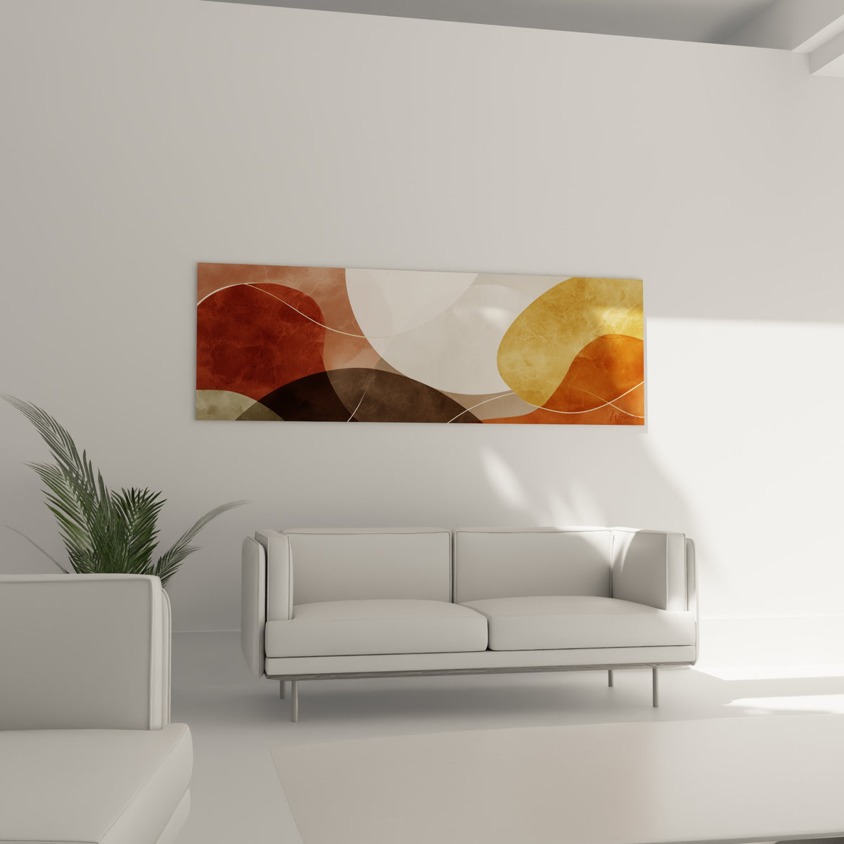 Composition abstraite terracotta et dorée disposée au-dessus d'un canapé dans un salon lumineux