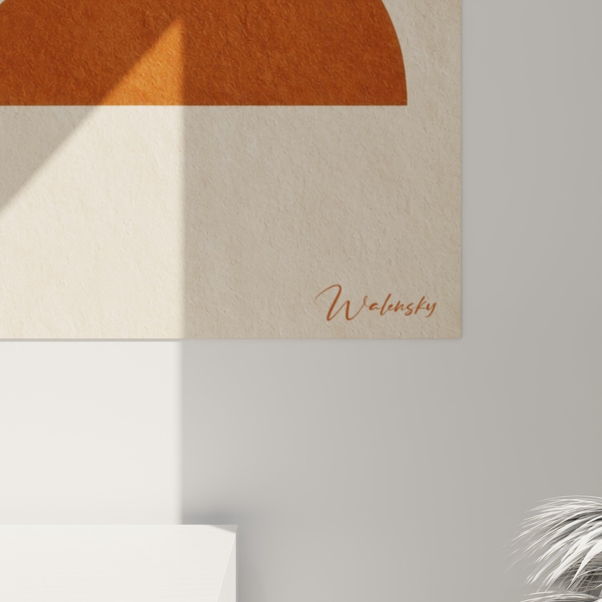 Grain du papier visible sous la teinte brique intense, contours nets entre terracotta et beige clair
