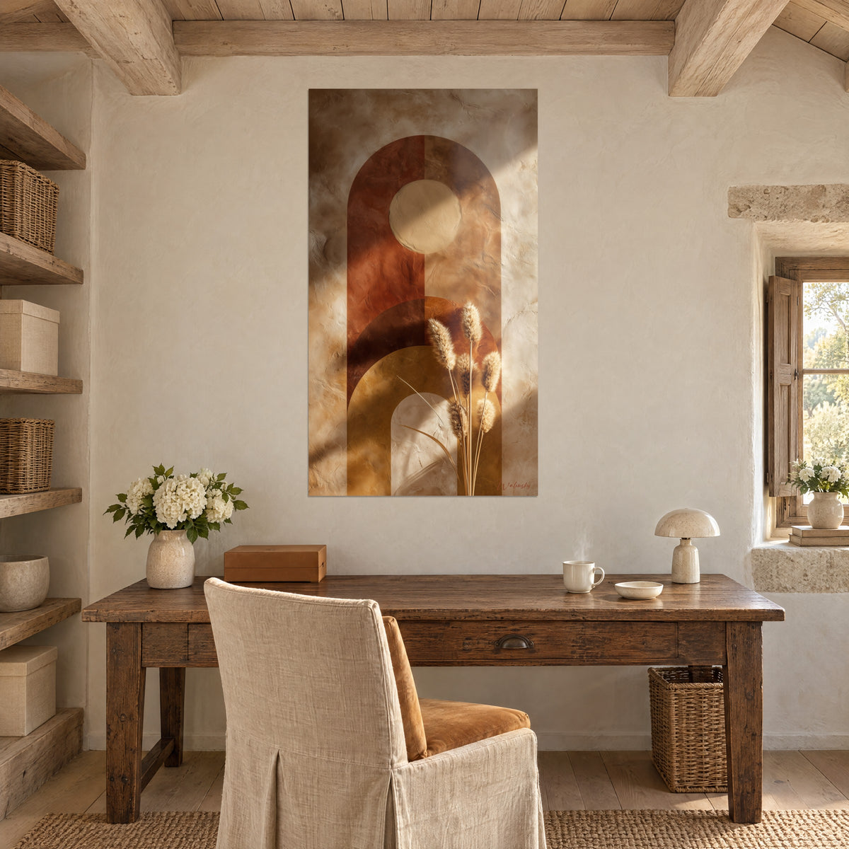 Gemälde Halbmond in Terrakotta, übereinander geschichtet mit Honig, beige Federwedel im Licht, grob verputzte Wand, Schreibtisch aus rohem Holz am Fenster