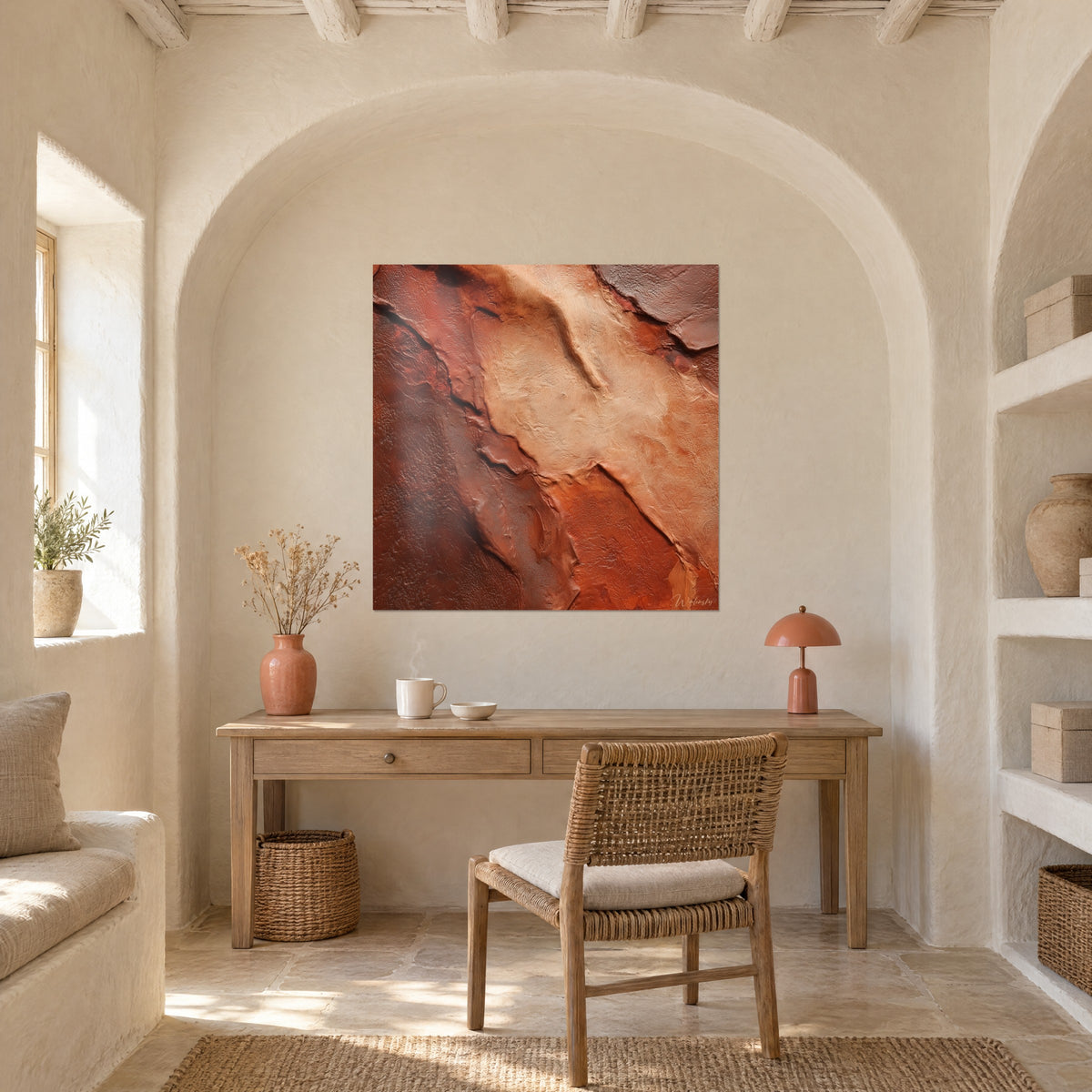 Tableau écorce de terre aux nuances cannelle et brun chocolat, fissure diagonale texturée, au-dessus d'un bureau en bois