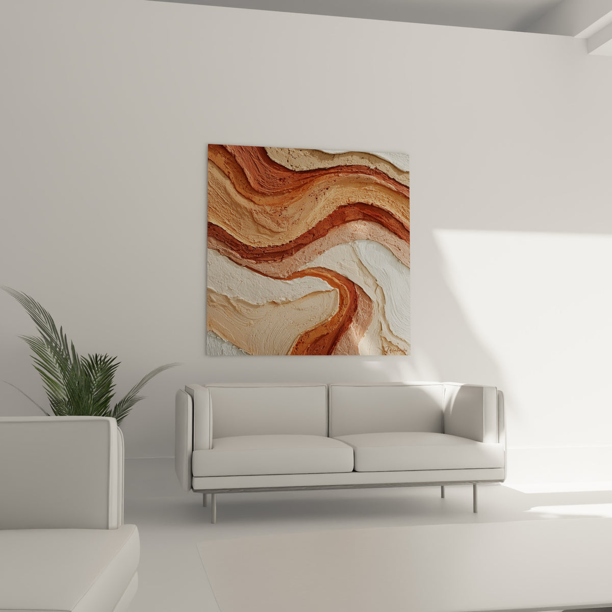 Strates texturées ocre, brun et blanc crème installées au-dessus d'un canapé dans un salon lumineux