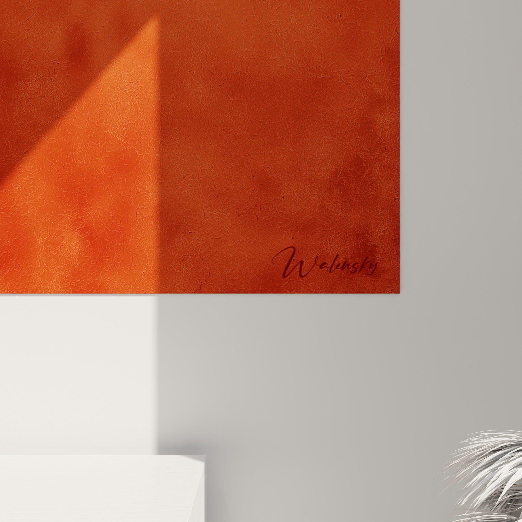 Grain texturé du fond ocre et rouge brique, matière granuleuse visible près de l'aile blanche de l'oiseau peint