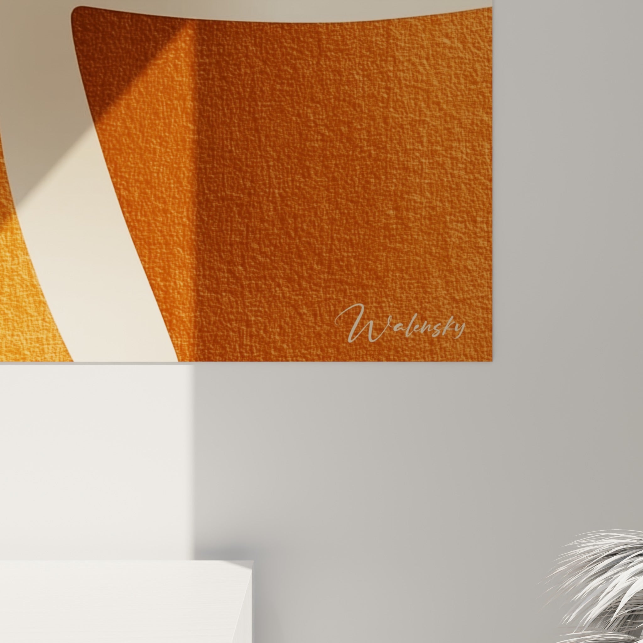 Matière granuleuse orange brique et ombres brunes se rejoignant aux courbes du ruban abstrait crème
