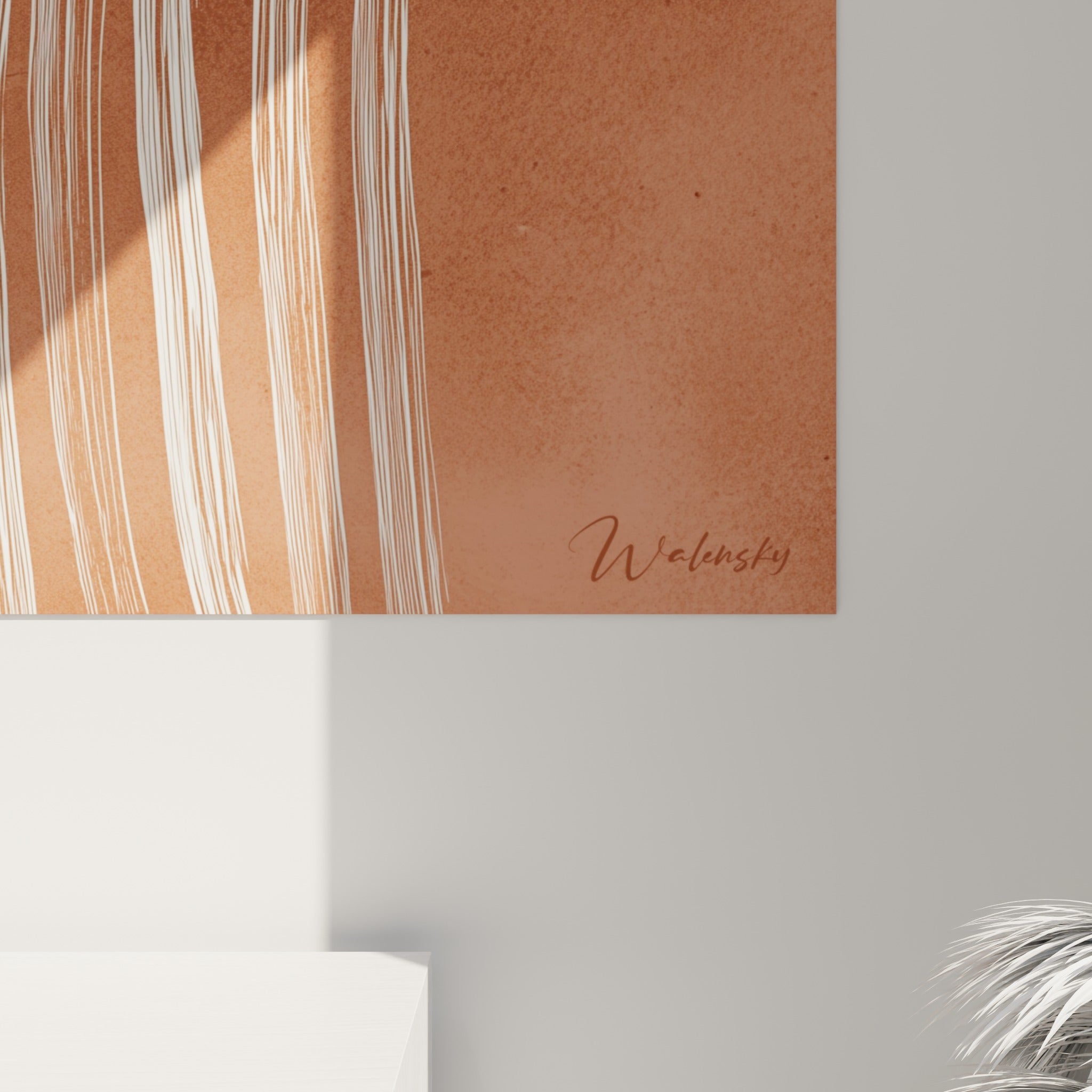 Grain visible des traits blancs esquissés sur la texture ocre-brique, matière et relief à l'œil nu