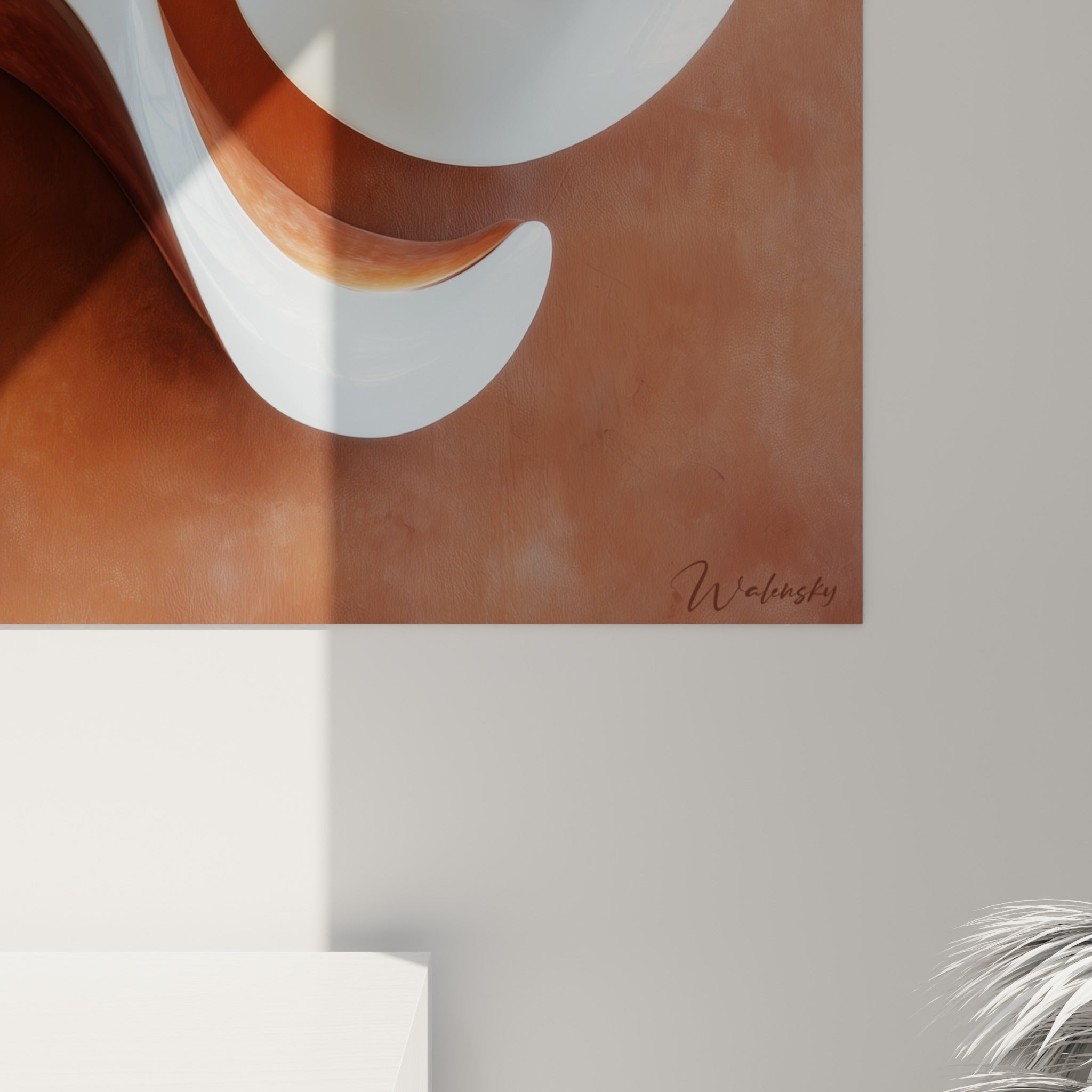 Reflets nacrés sur la surface laquée ivoire, coulures terracotta et grain de céramique visibles de près
