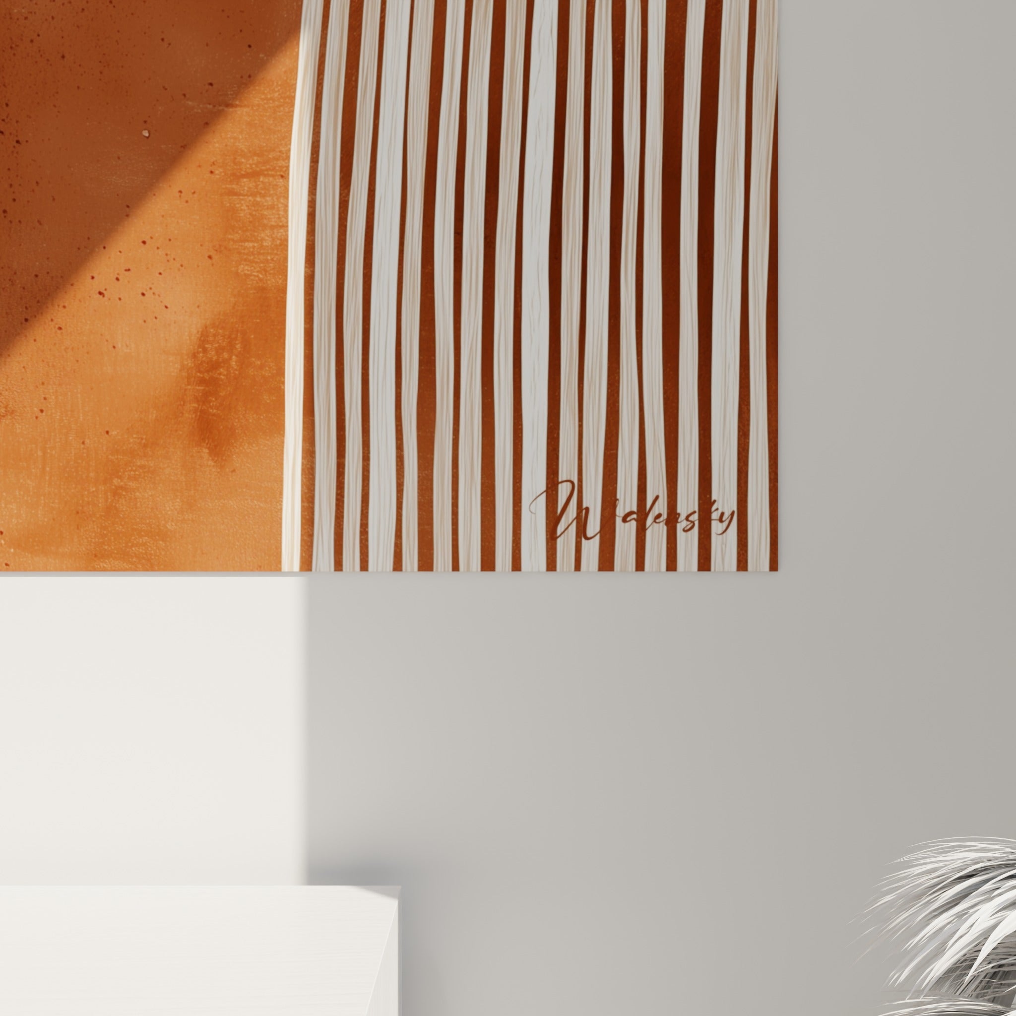 Empâtements blancs et coulures crème se détachant sur la texture minérale terracotta de la toile accrochée
