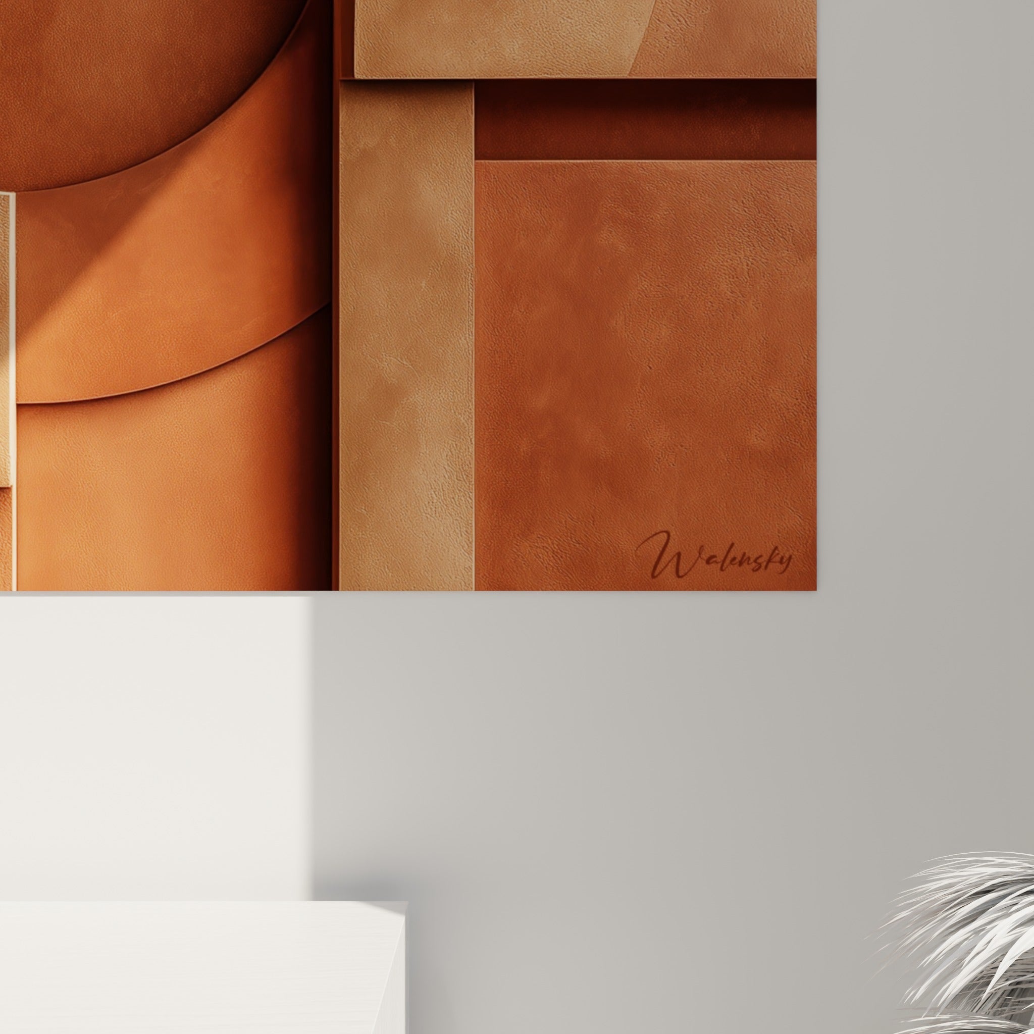 Texture minérale terracotta et ocre clair, reflets glacés sur les surfaces sombres au grain patiné