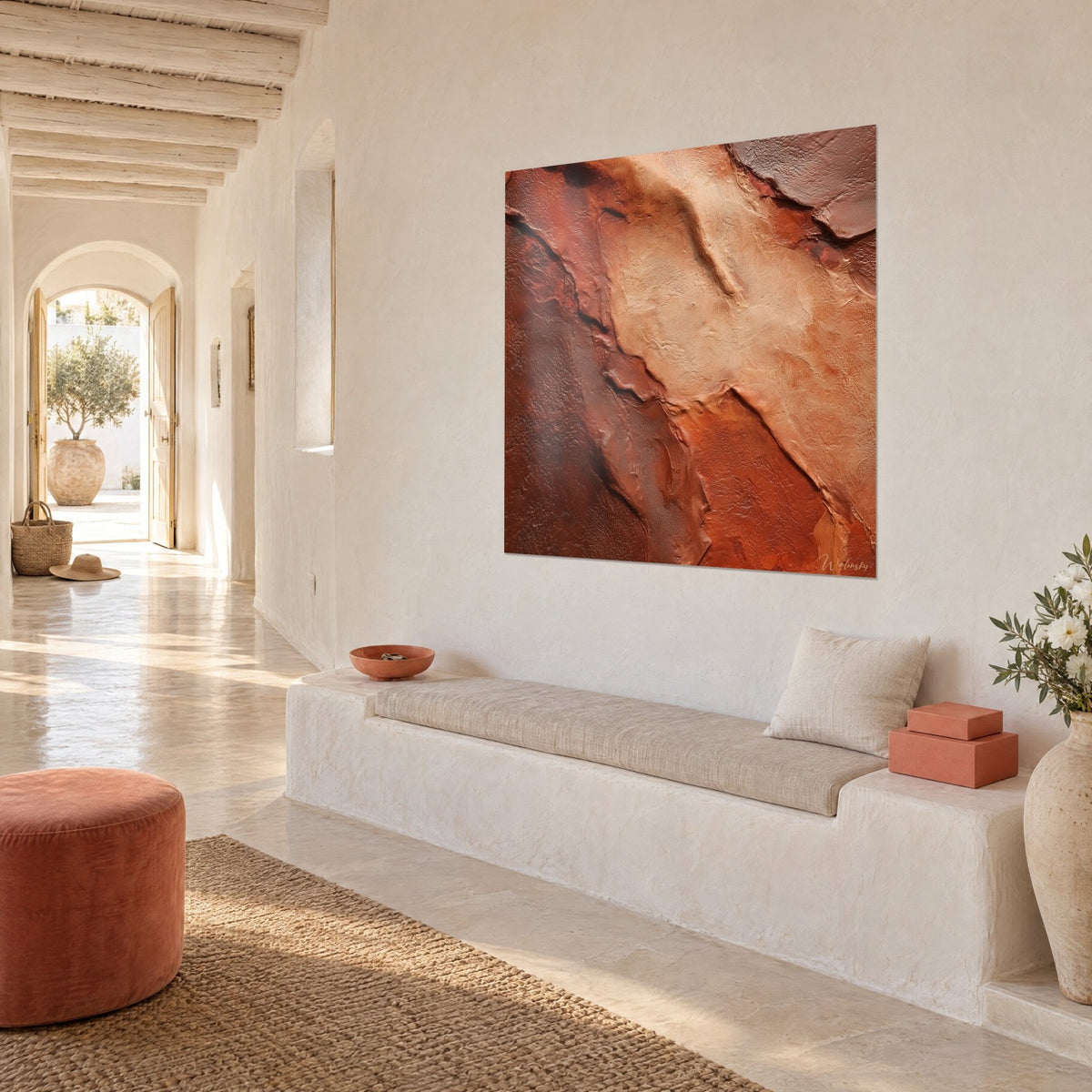 Tableau gorge minérale aux reliefs terracotta et beige sable, plis de roche épais, au-dessus d'une banquette blanche