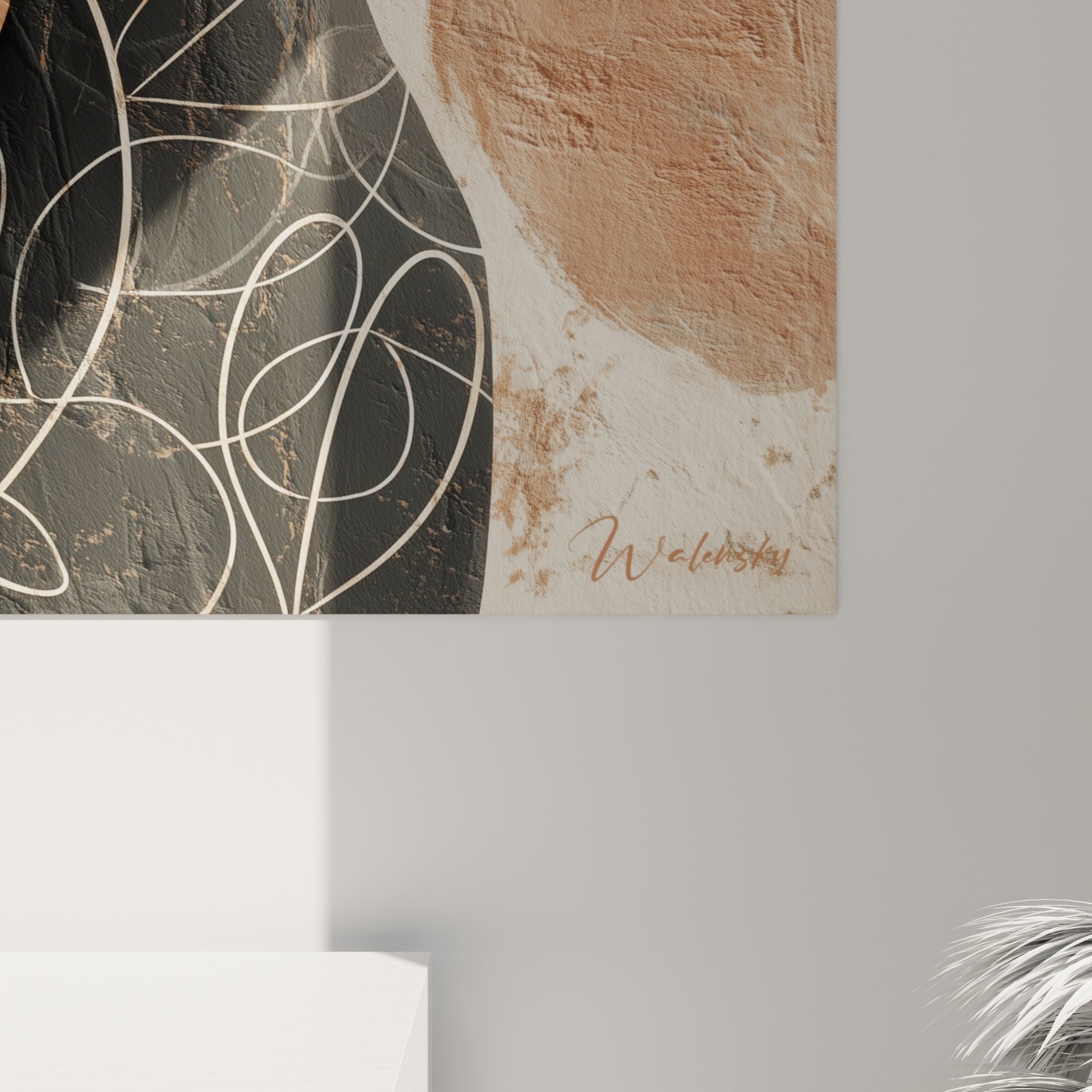 Détail de la texture picturale craquelée en terracotta et beige avec traits dorés filigranés