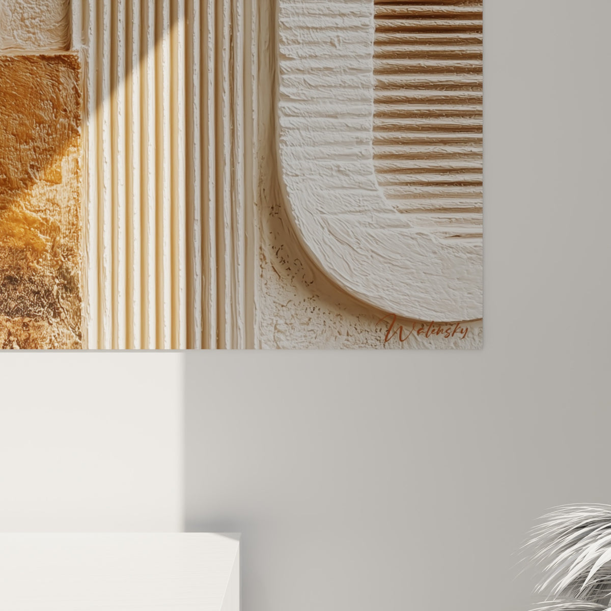 Grain minéral texturé des cannelures beiges et de la courbe brique terracotta, lumière rasante révélant le relief