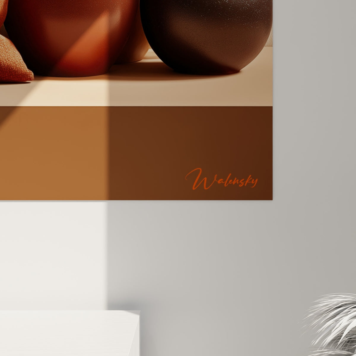 Empâtements visibles sur la céramique terracotta et le velours brique, grain fin et reflets satinés