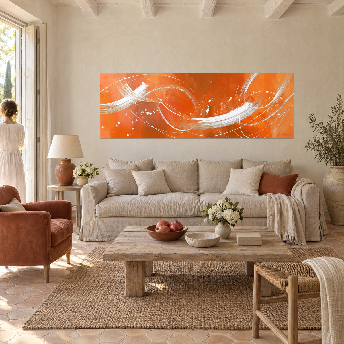 Tableau arabesques blanches sur fond orange vif, accroché au-dessus d'un canapé dans un salon lumineux
