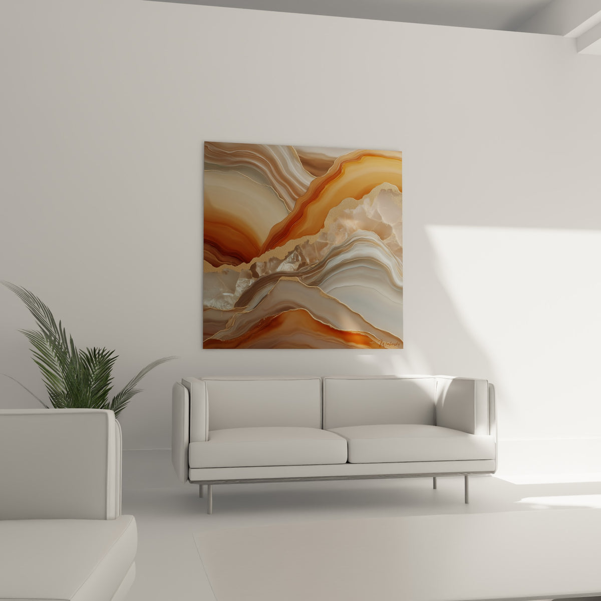 Courbes d'agate ocre et grise scintillantes de fils dorés, au-dessus d'un canapé dans un salon lumineux