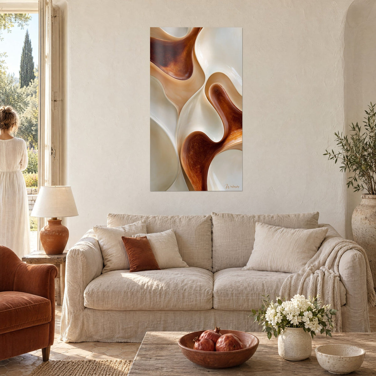 Gemälde mit fließenden, ineinander verschlungenen Wellen in Braun und Creme, eisige Drehung, über einem Sofa in einem hellen Wohnzimmer