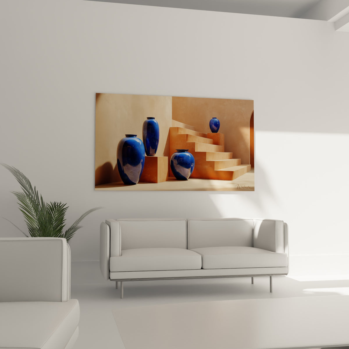 Céramiques bleu marine sur fond terracotta sculpté accrochées au-dessus d'un canapé dans un salon lumineux