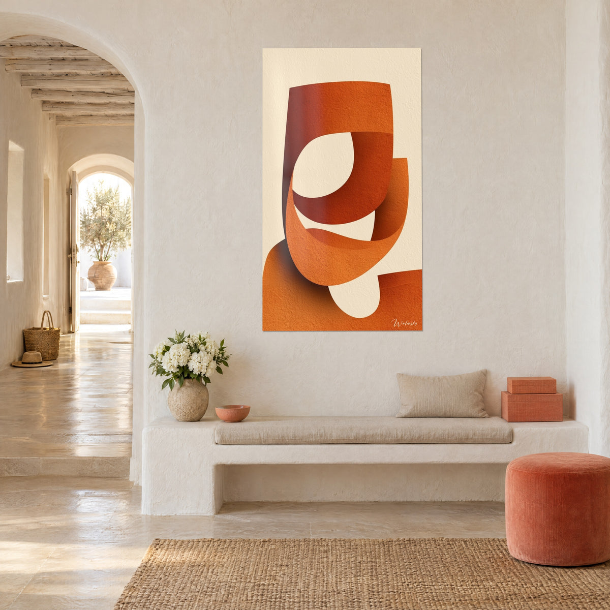 Schilderij ineengestrengelde gebogen vormen in terracotta en oker, korrelige crème achtergrond, driekwartaanzicht, witte bank, Mediterraans huis