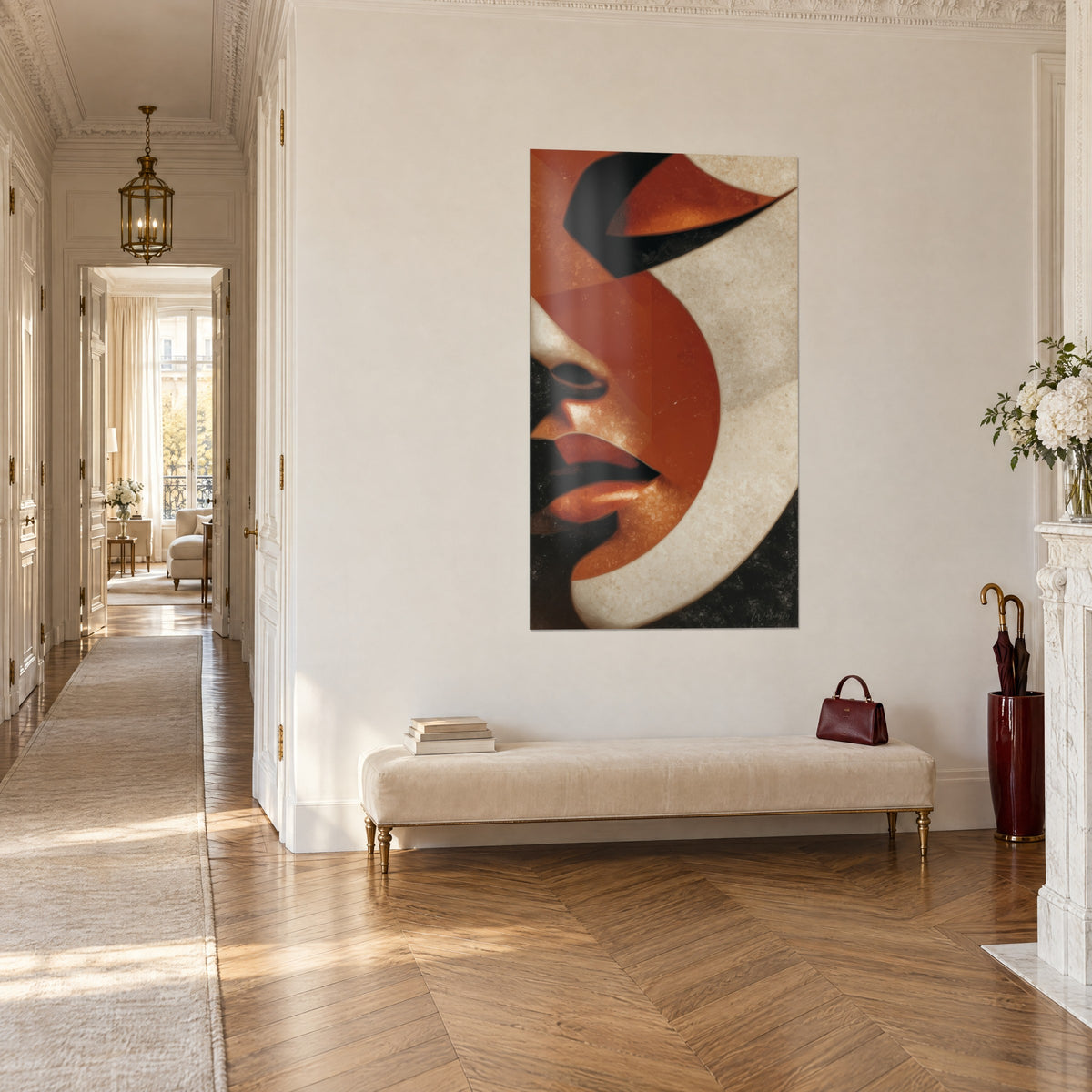Quadro ritratto stilizzato con labbra ramate, campiture arancio bruciato e avorio, di fronte a un corridoio in parquet haussmanniano