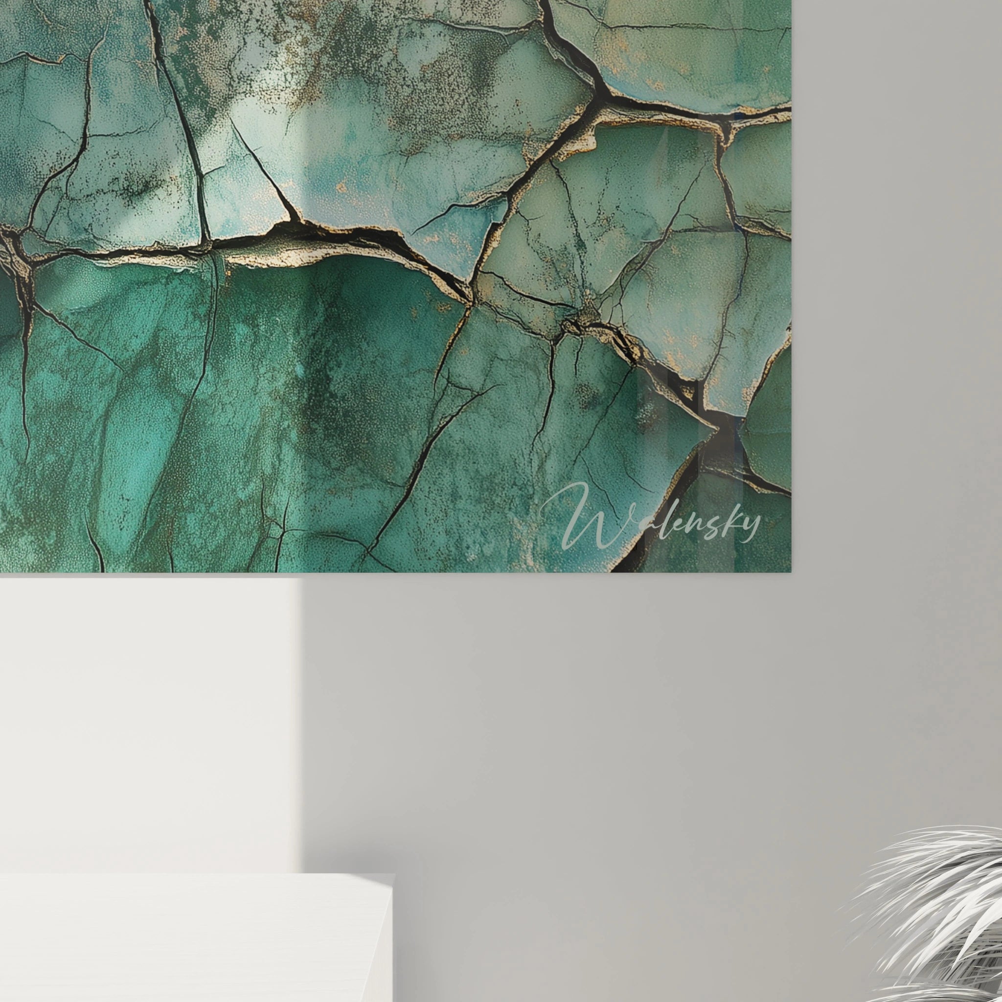 Un tableau texturé abstrait avec des fissures dorées et des zones bleu-vert. Les textures créent un jeu entre lisse et rugueux, accentuant les contrastes visuels.