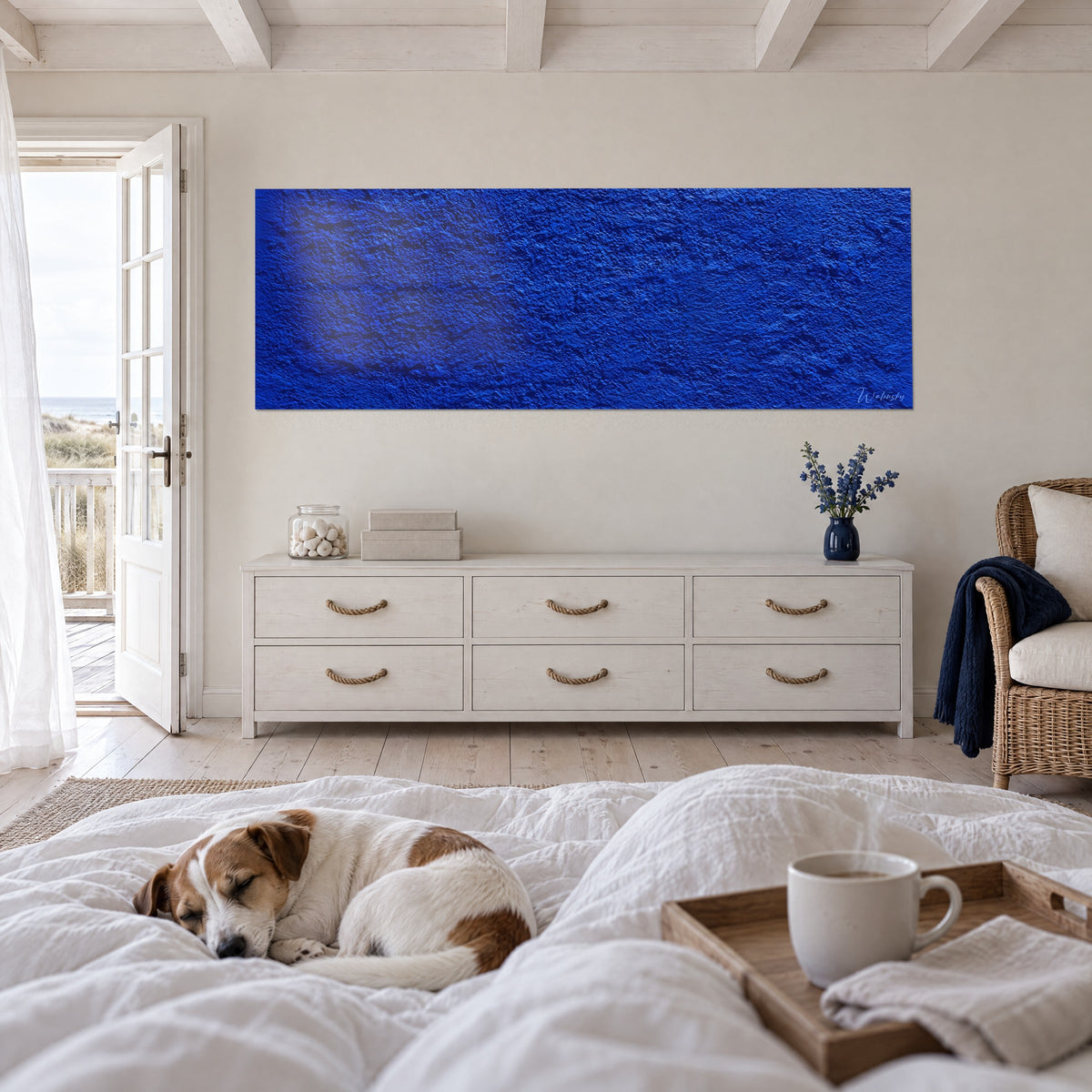 Cuadro pared azul eléctrico agrietada, sombras profundas azul marino, sobre una cama en un dormitorio luminoso