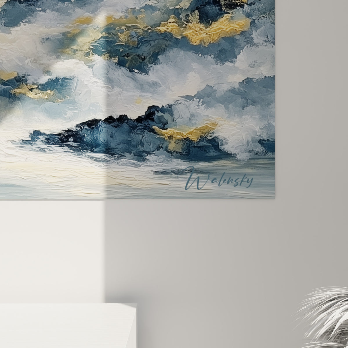 Empâtements texturés bleu marine et coulures dorées se mêlant à l'écume blanche en relief