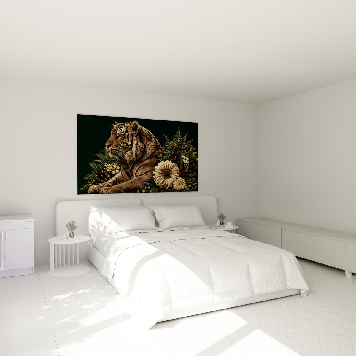 Fauve au pelage fauve et brun reposant parmi les fleurs, accroché au-dessus d'un lit dans une chambre claire