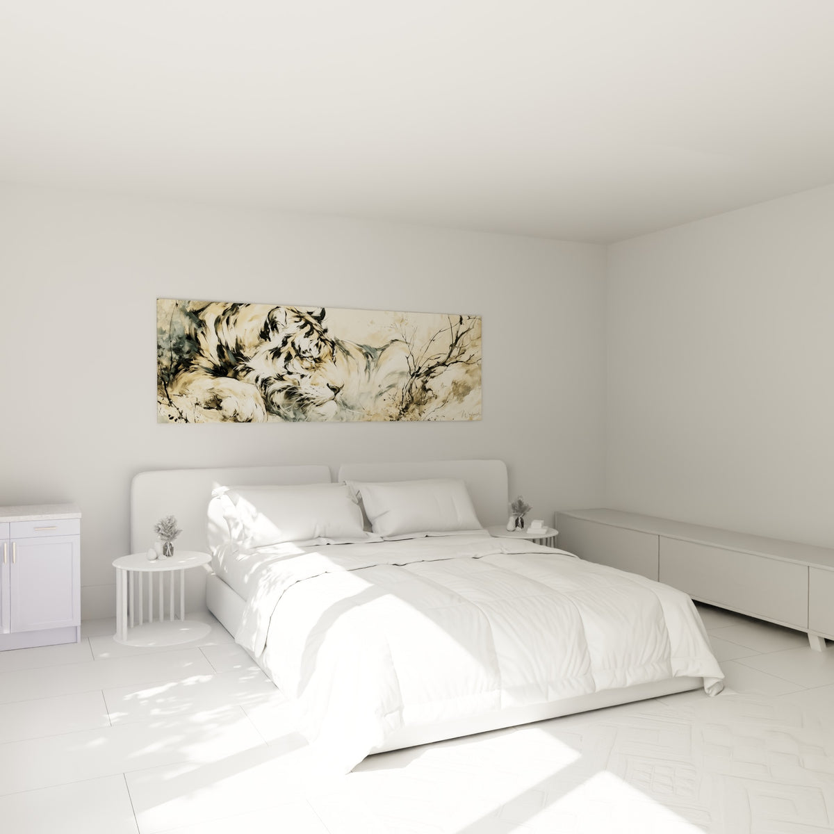 Félin ocre et beige assoupi, rayures anthracite estompées, au-dessus d'un lit dans une chambre claire