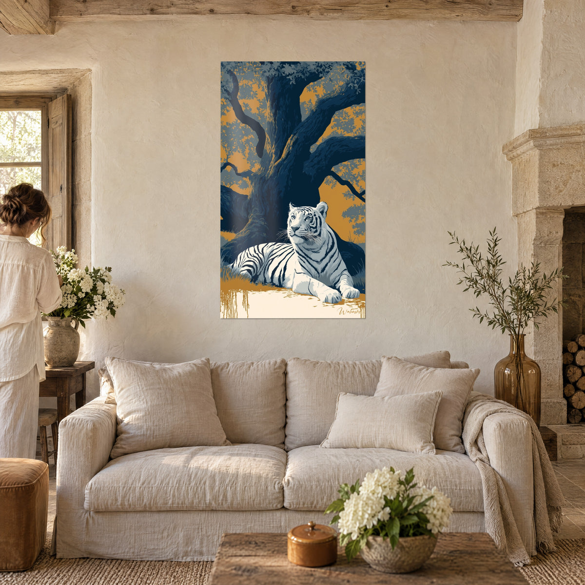 Gemälde weißer Tiger mit schwarzen Streifen liegend unter einer Eiche in Nachtblau und Ocker, über einem Sofa in einem hellen Wohnzimmer
