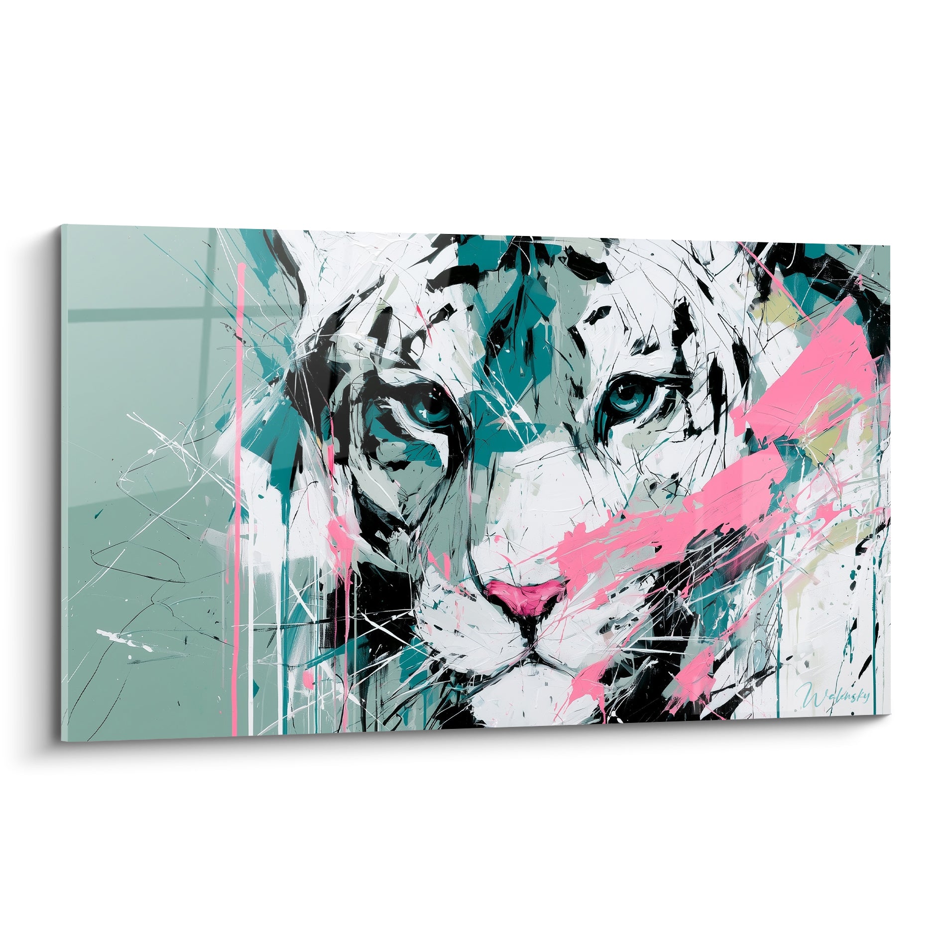 Tigre blanc au regard bleu perçant, traits noirs et éclats roses sur fond vert sauge