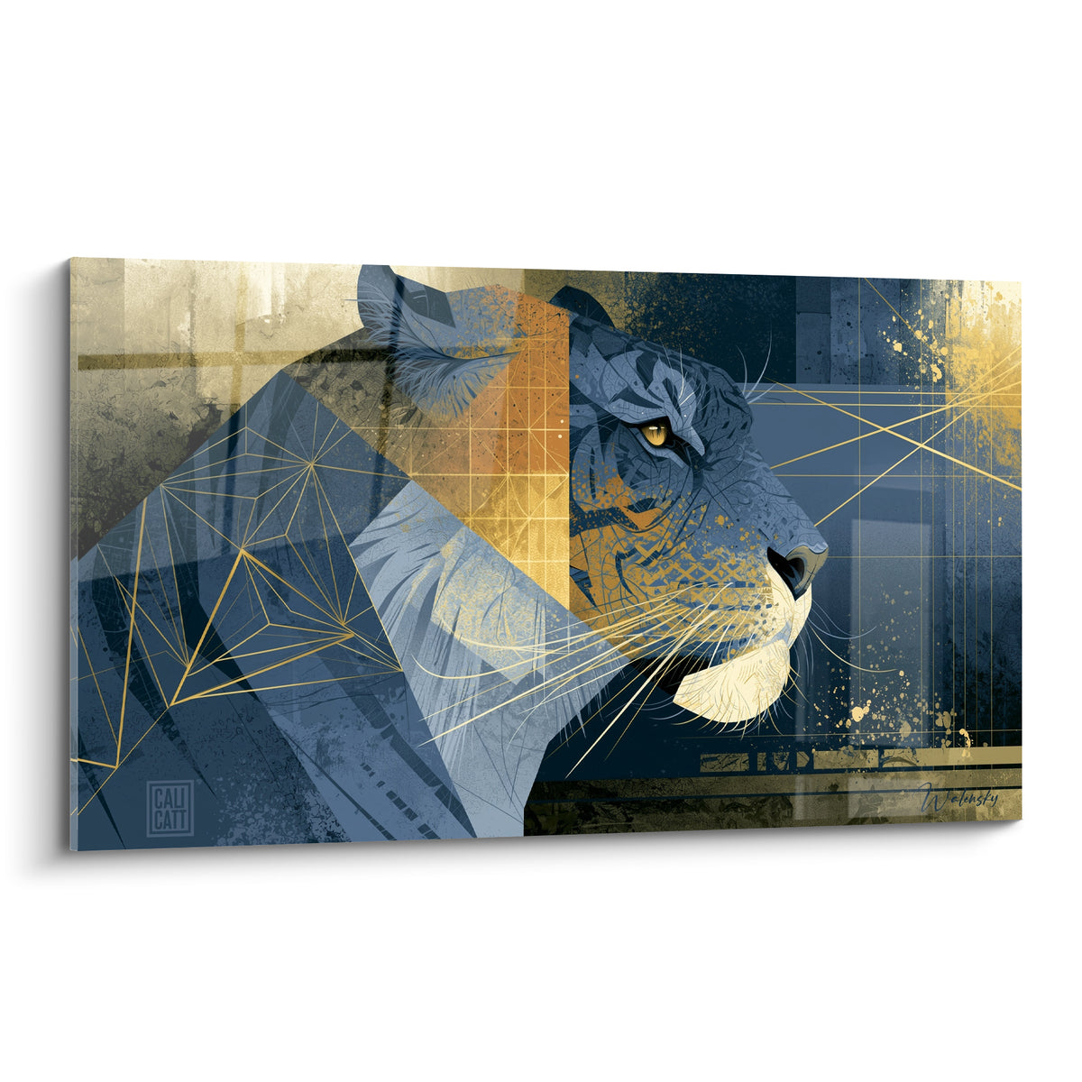 Tigre en buste bleu marine et doré, motif géométrique fragmenté, œil ambre perçant sur fond graphique.