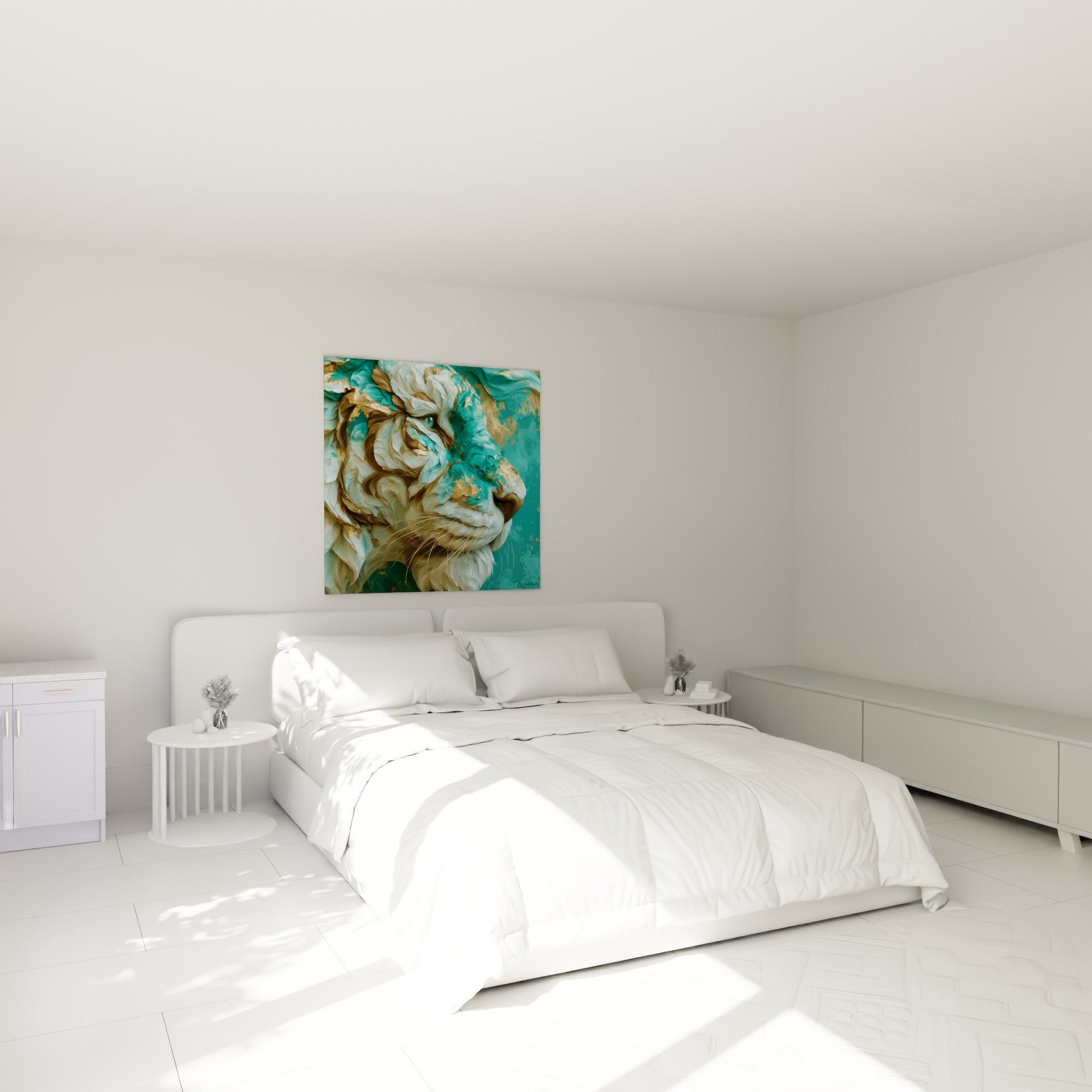 Félin turquoise aux reflets dorés et museau ivoire, accroché au-dessus d'un lit dans une chambre claire