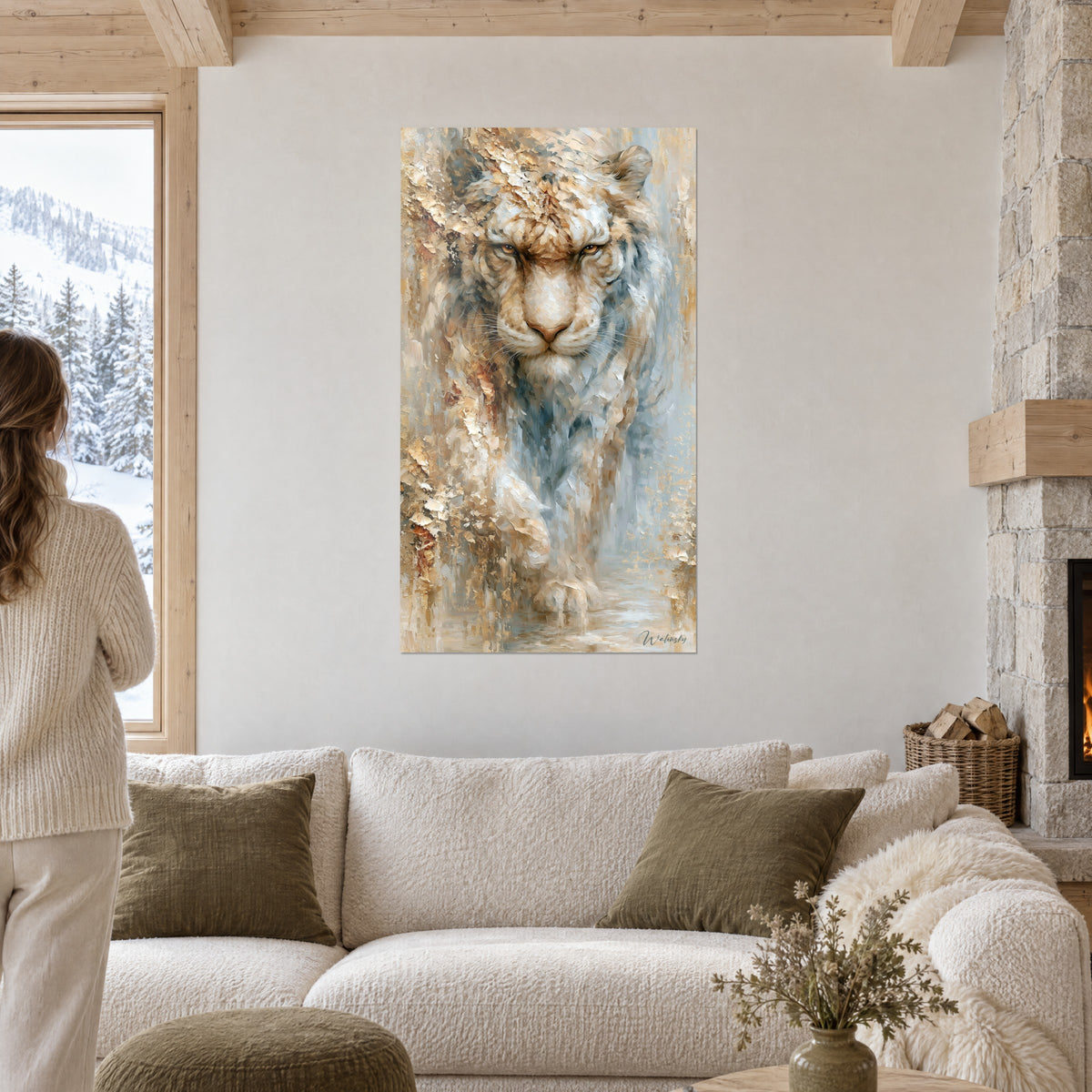 Tableau tigre blanc au regard ambré, empâtements dorés et bleu gris, au-dessus d'un canapé dans un salon lumineux