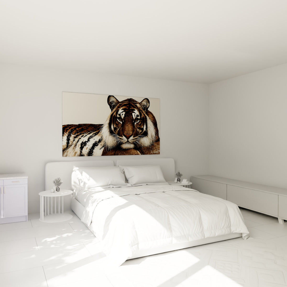 Félin roux et blanc au regard perçant, pattes croisées, accroché au-dessus d'un lit dans une chambre claire.