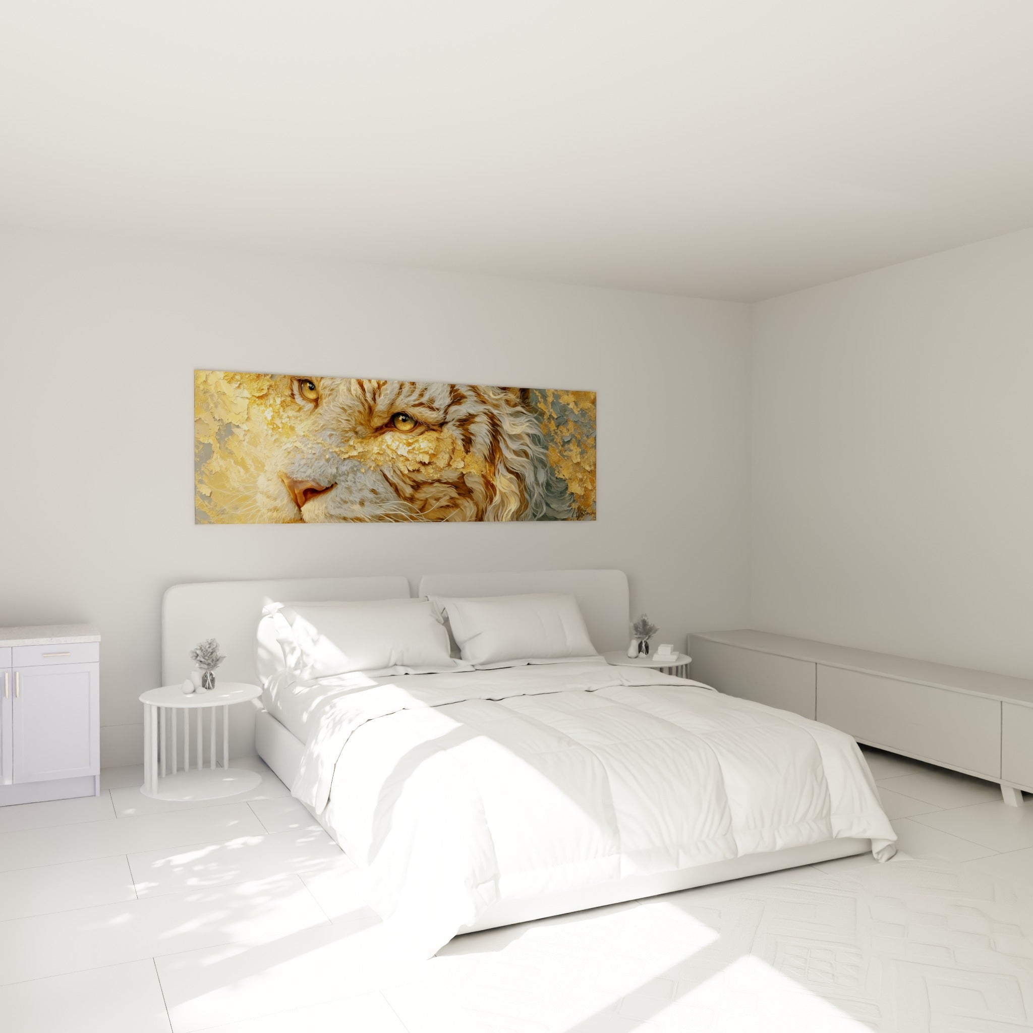 Regard félin doré et anthracite du Tigre, accroché au-dessus d'un lit dans une chambre claire.