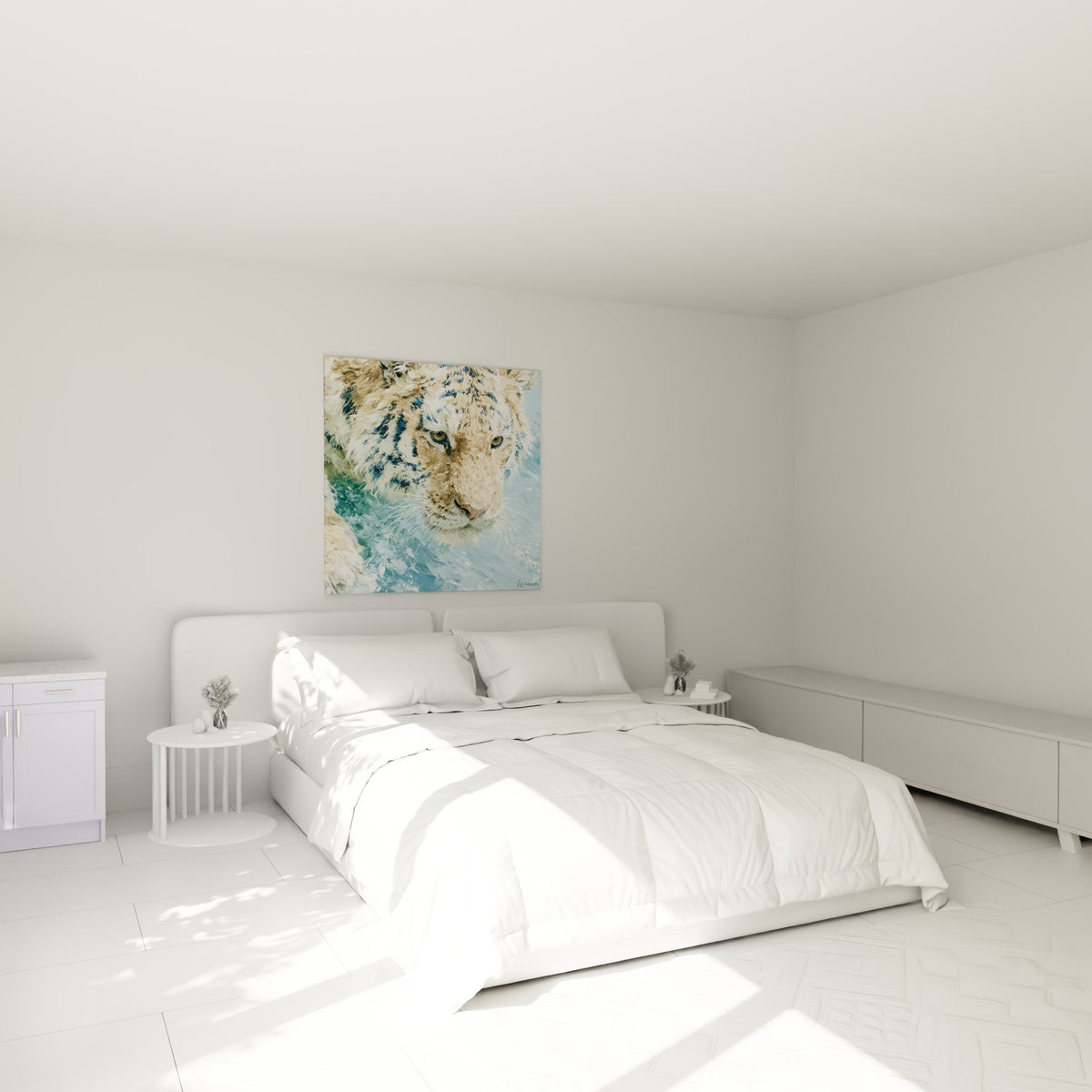 Fauve doré aux rayures anthracite plongé dans l'eau turquoise, au-dessus d'un lit dans une chambre claire