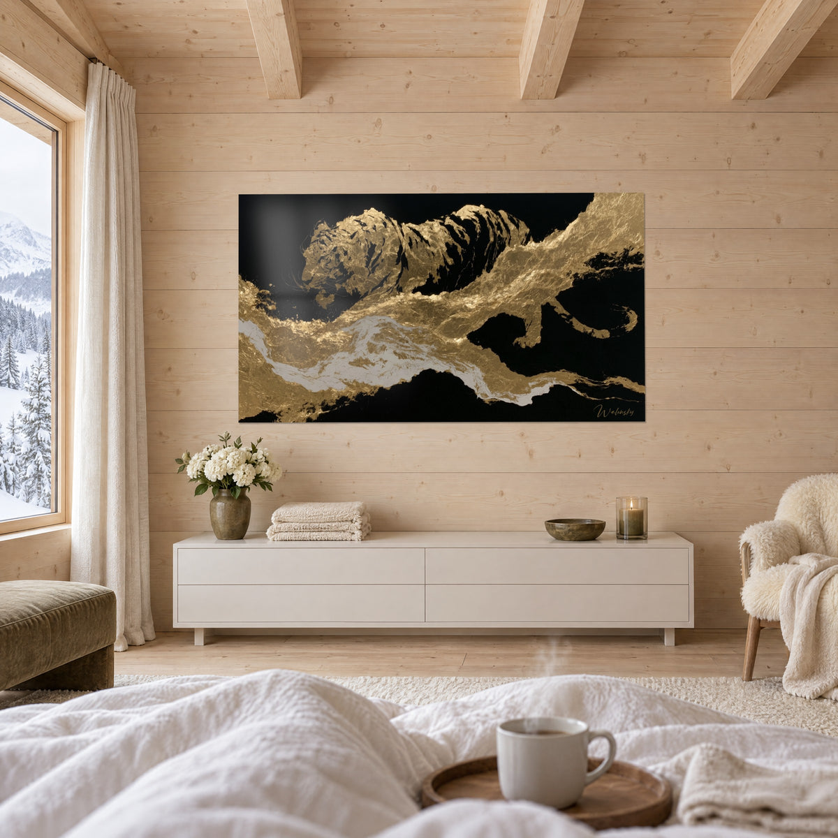 Tableau tigre d'or en pleine foulée sur fond noir, coulée argentée en dessous, au-dessus d'un lit dans une chambre claire