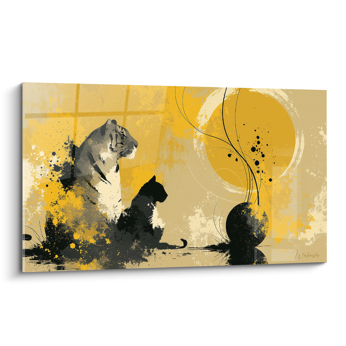 Tigre gris et blanc face à une silhouette noire sous un soleil doré éclaboussé d'encre