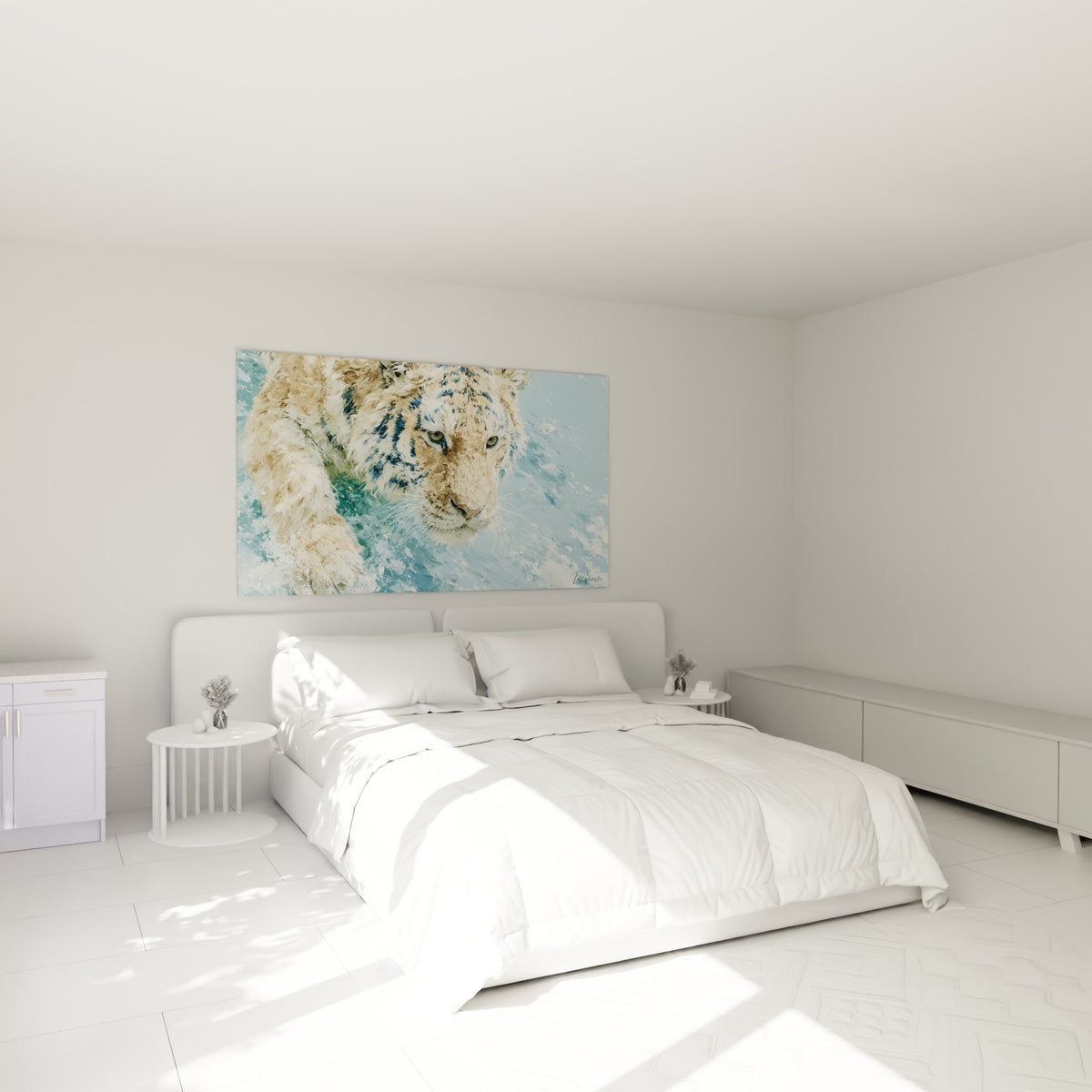 Fauve nageant en bleu marine et beige, peinture texturée, au-dessus d'un lit dans une chambre claire.