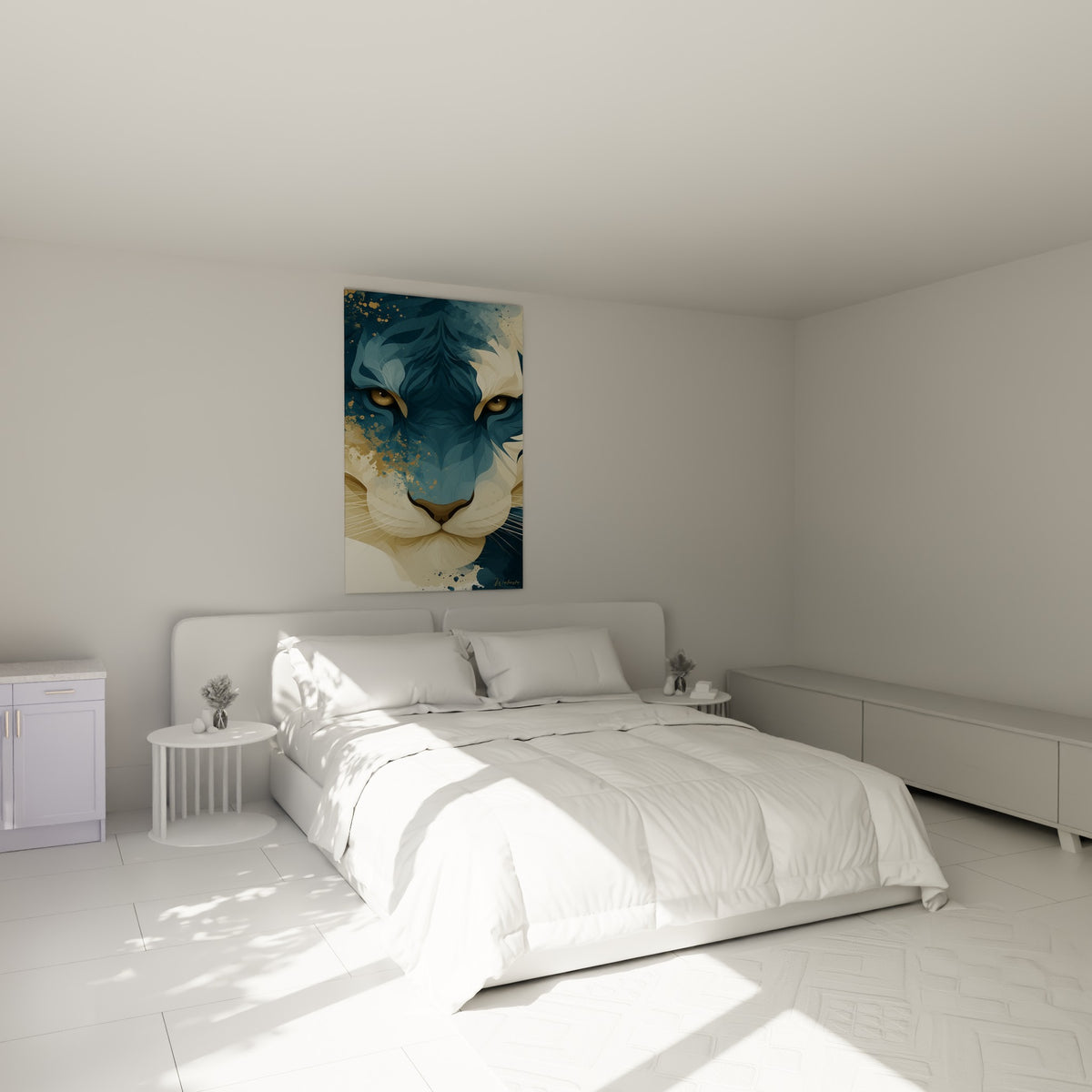 Félin bleu pétrole et beige aux yeux ambrés, accroché au-dessus d'un lit dans une chambre claire