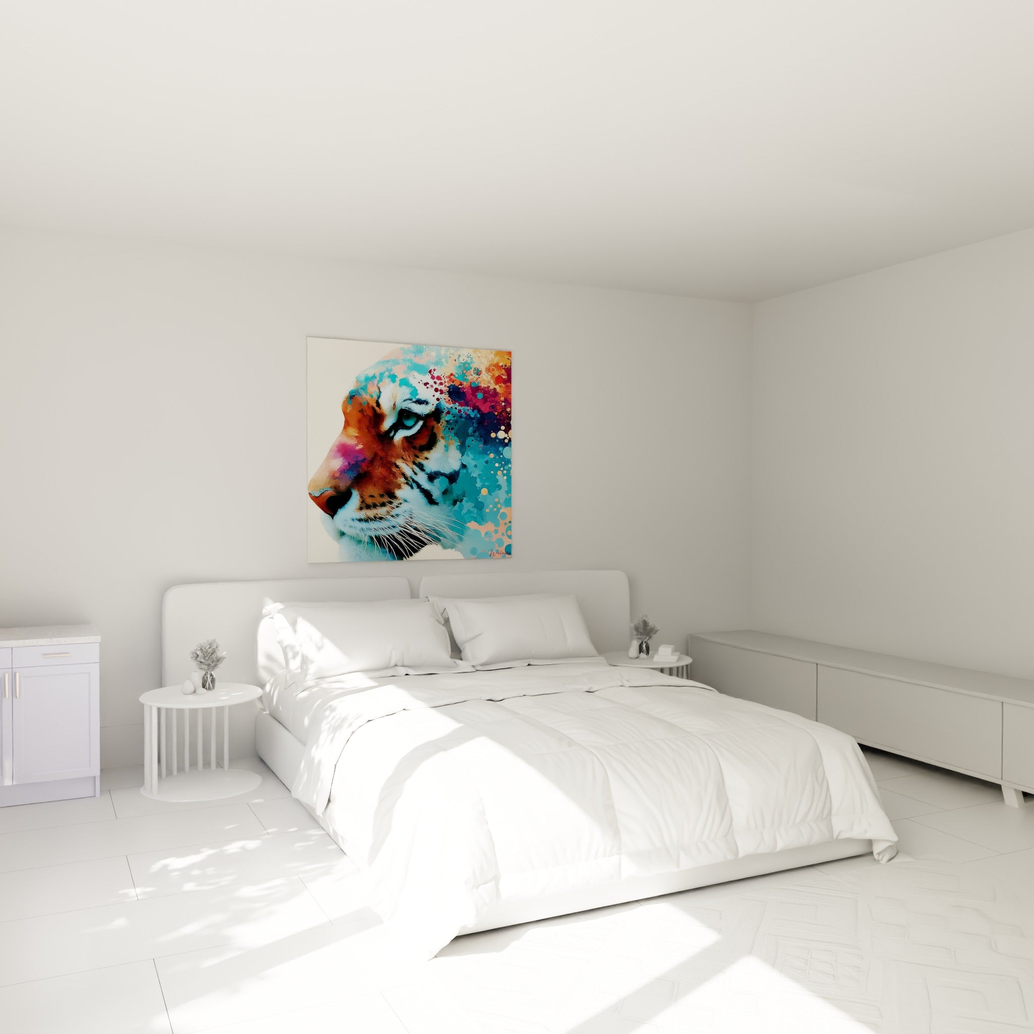 Tigre profil orange et turquoise aux moustaches blanches accroché au-dessus d'un lit dans une chambre claire