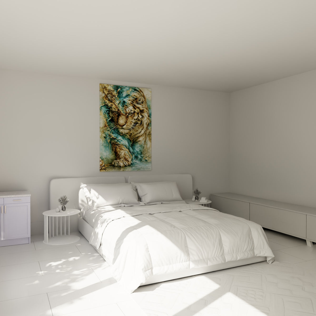 Tigre doré aux veines turquoise avançant vers l'eau, au-dessus d'un lit dans une chambre claire
