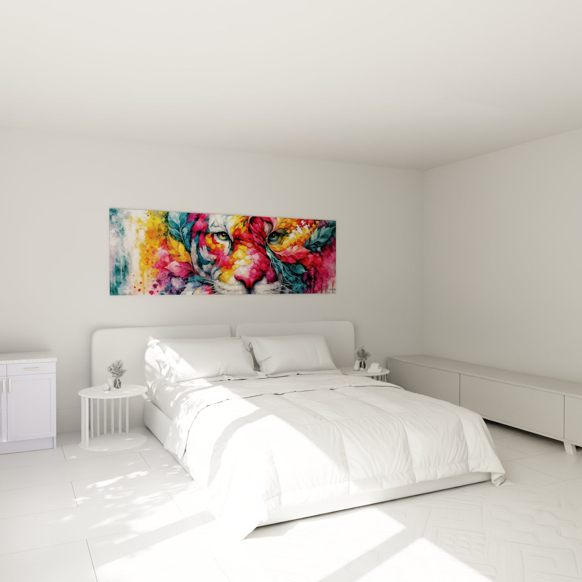 Félin fauve aux nuances roses et dorées, feuillage turquoise, au-dessus d'un lit dans une chambre claire