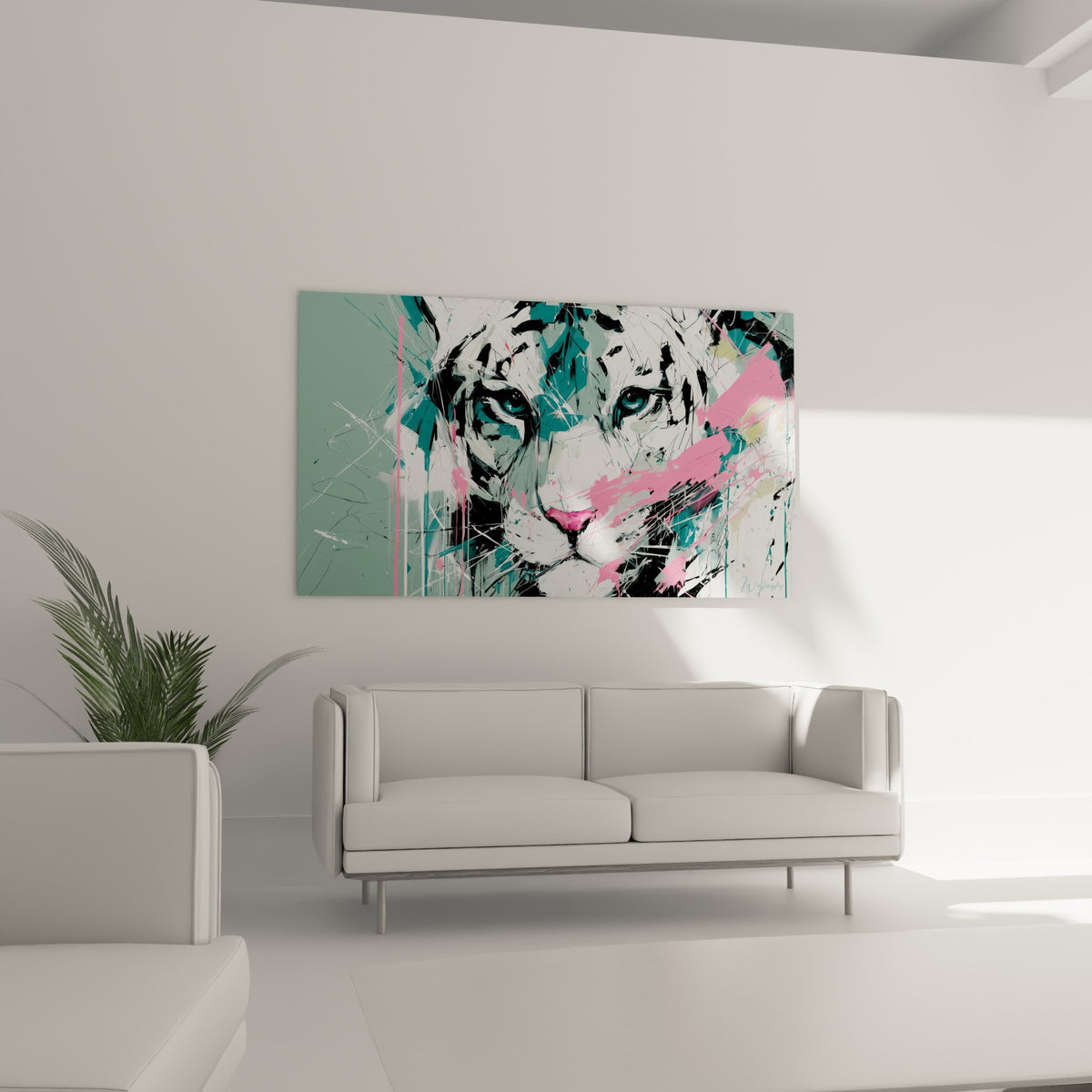 Félin peint en noir et blanc traversé de rose fuchsia, disposé au-dessus d'un canapé dans un salon lumineux