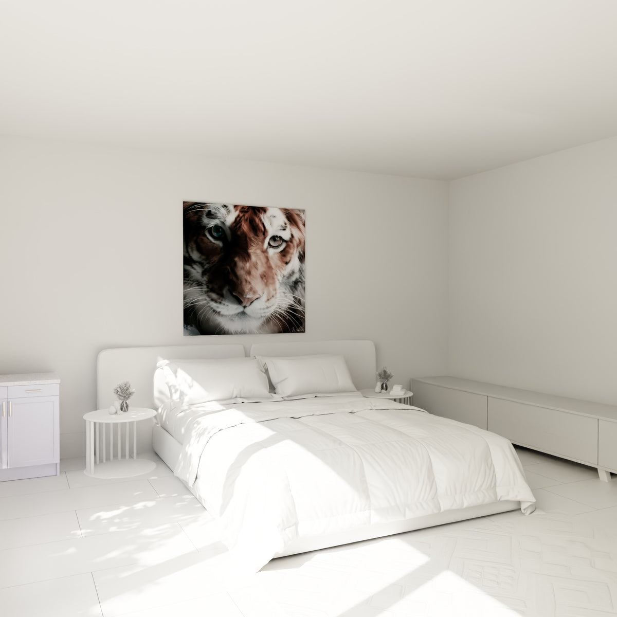 Tigre fauve à l'œil clair et moustaches blanches, au-dessus d'un lit dans une chambre claire
