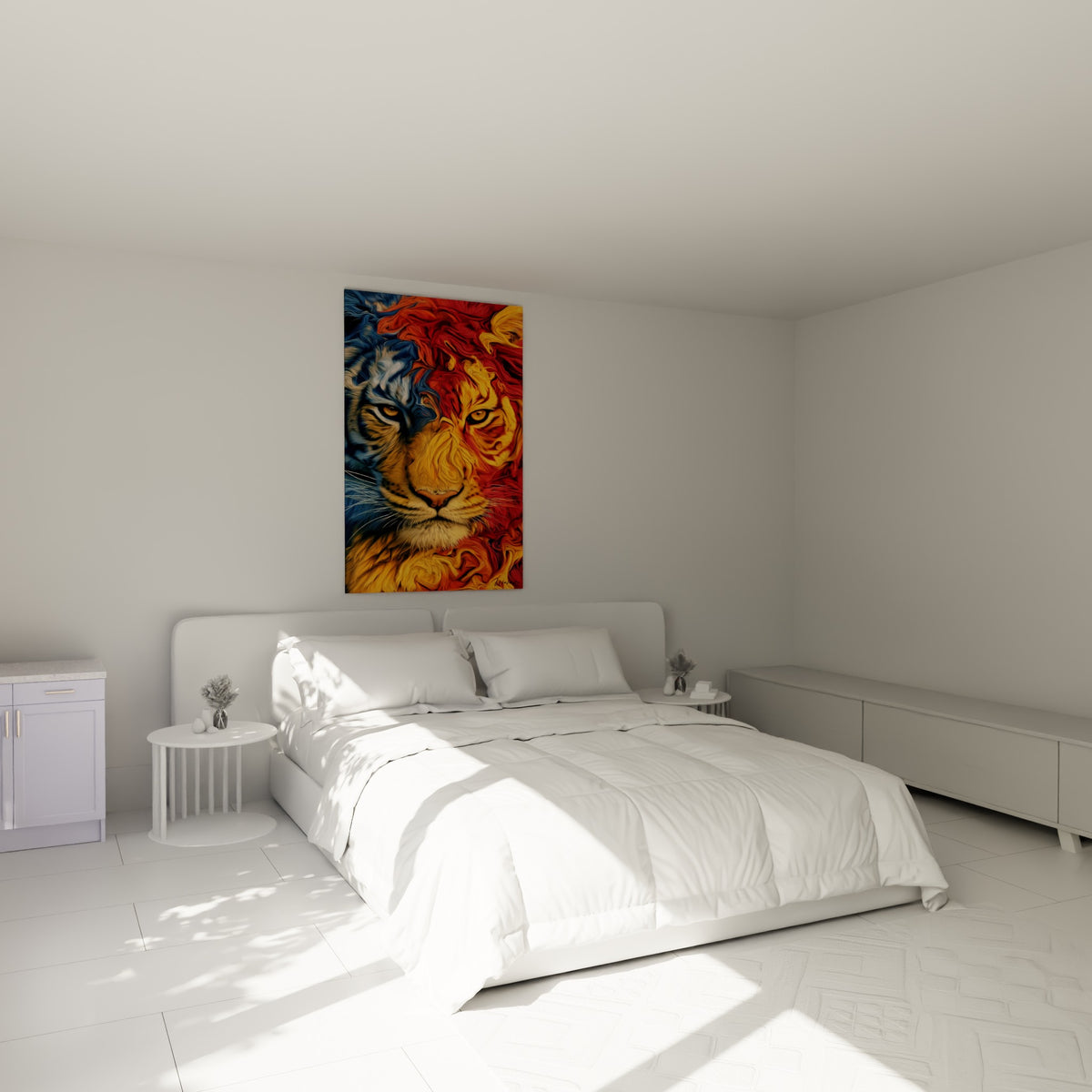 Fauve aux teintes bleu marine et doré flamboyant accroché au-dessus d'un lit dans une chambre claire.