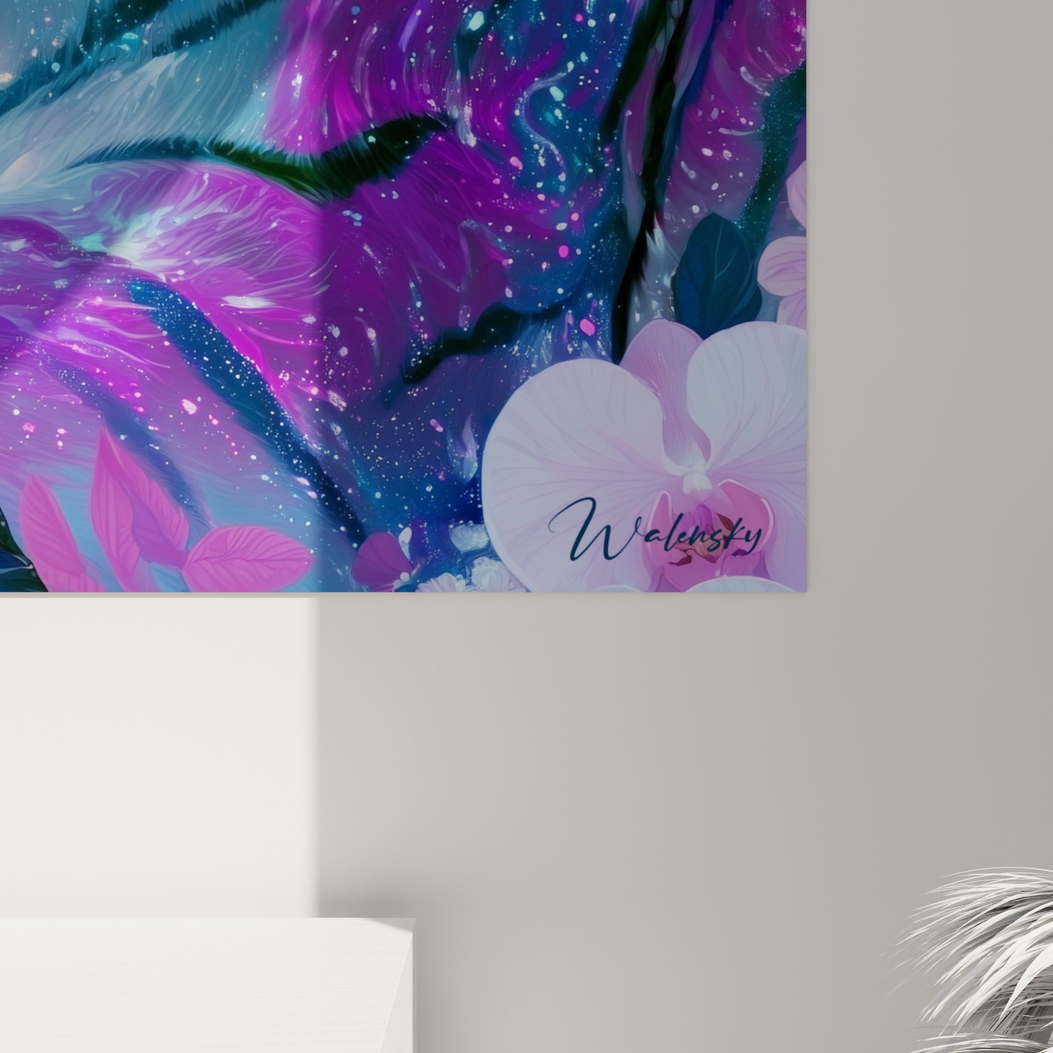 Détail du pelage tigré où le rose fuchsia et le bleu galactique se fondent avec un grain pictural fin