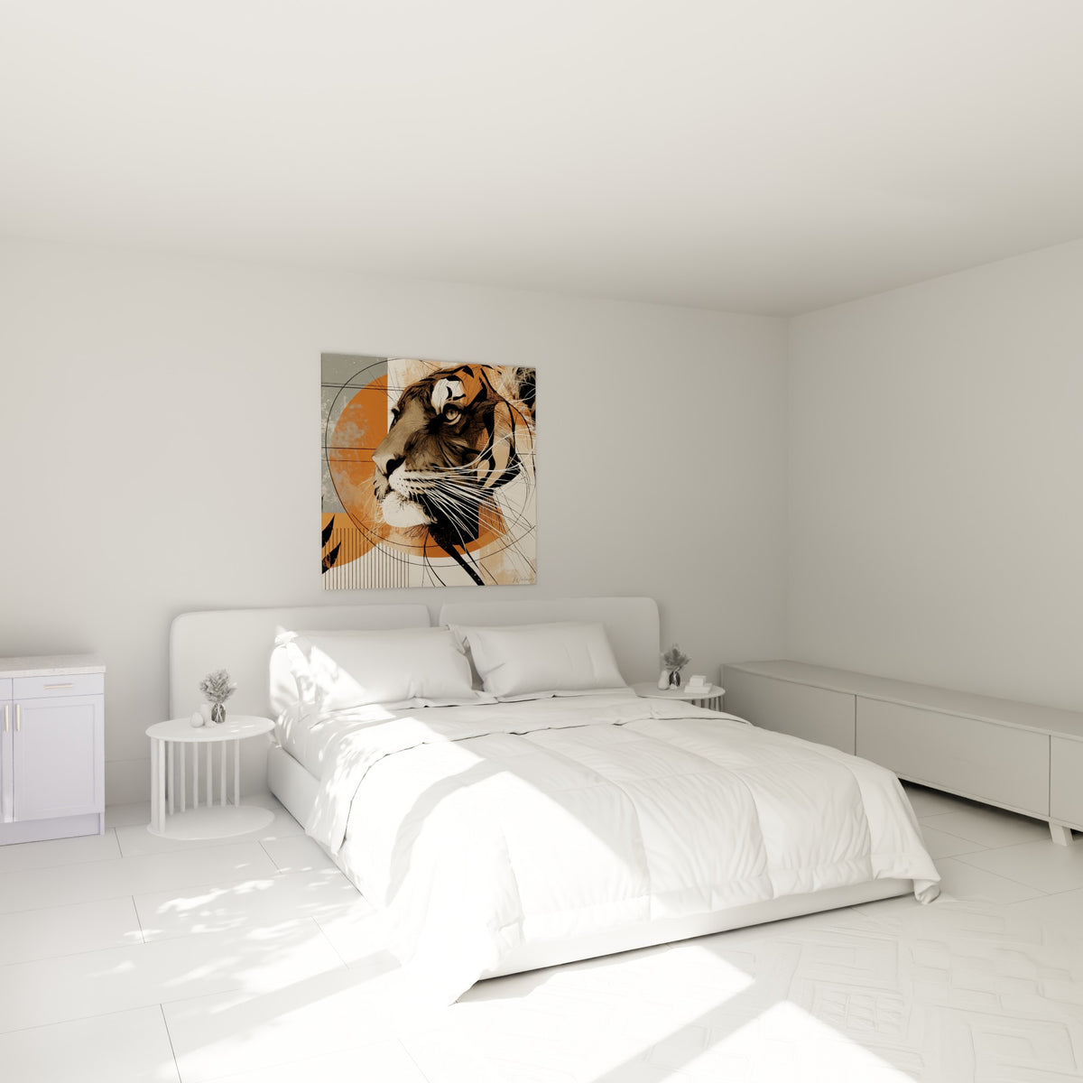 Félin au regard perçant, rayures noires et orangées, accroché au-dessus d'un lit dans une chambre claire