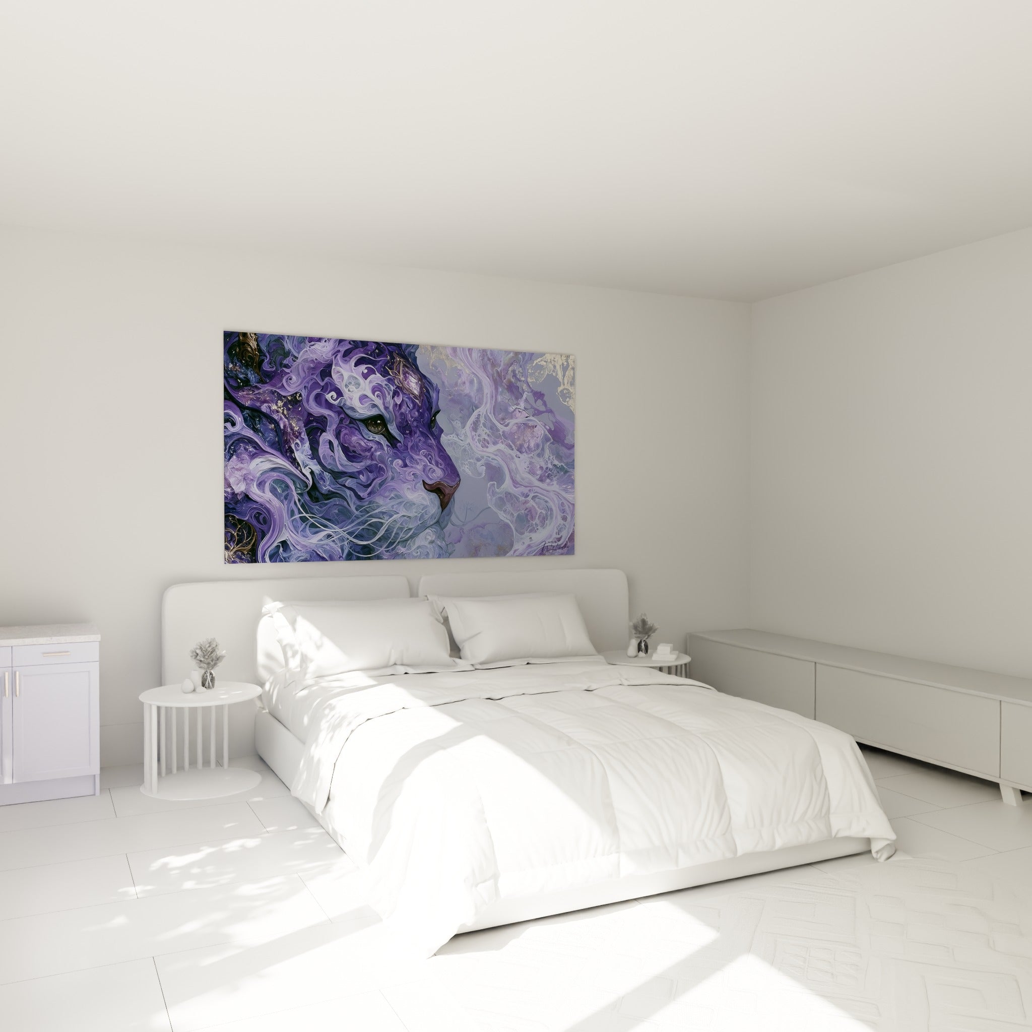Félin mystique violet et argenté aux courbes sculptées, accroché au-dessus d'un lit dans une chambre claire