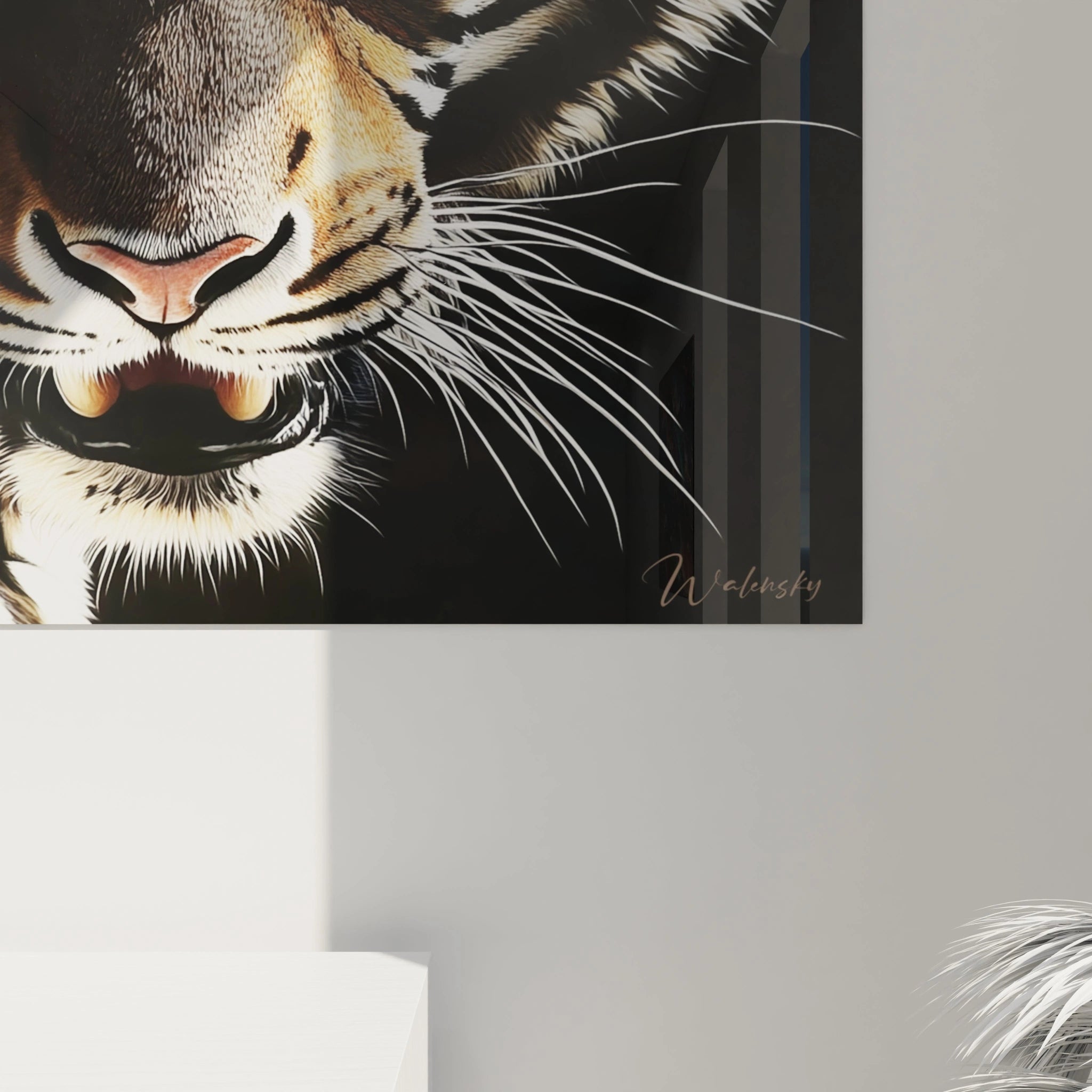 Tableau tigre Walensky avec peinture détaillée du visage de tigre sur fond noir accroché au mur